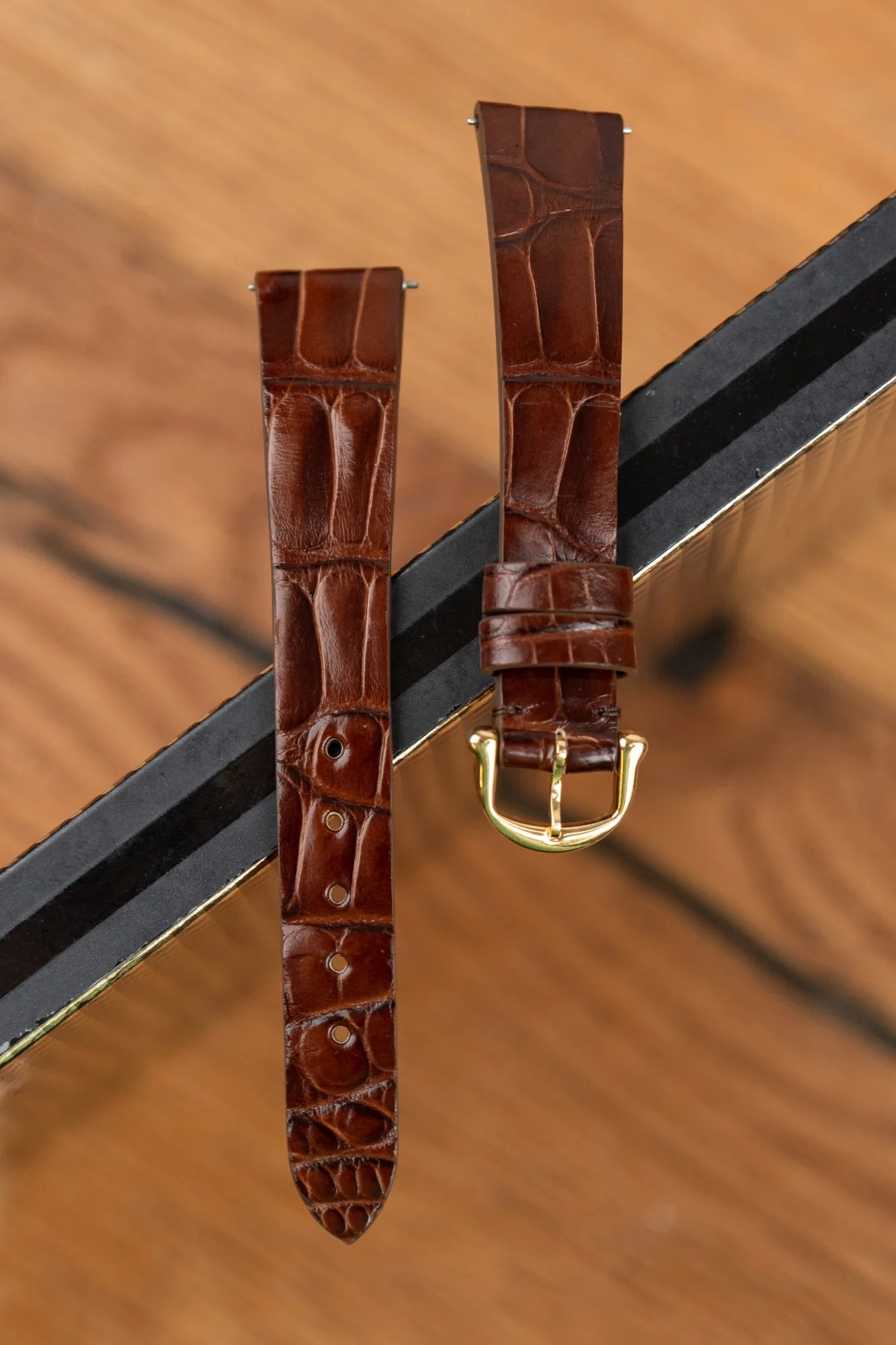 Ảnh Studio Bộ 2 dây đồng hồ da cá sấu màu nâu đỏ và xám - Koi Leather