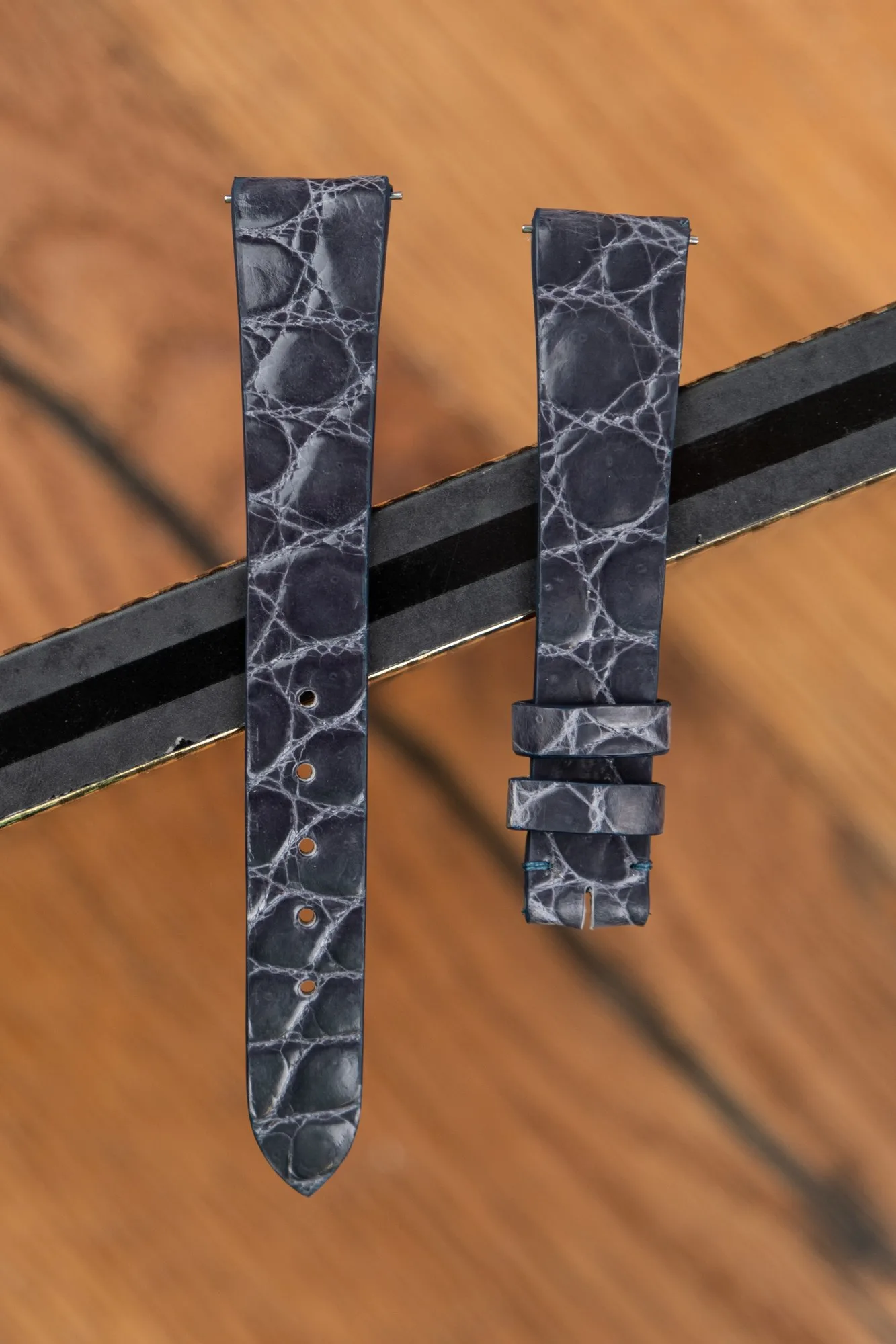 Ảnh Studio Bộ 2 dây đồng hồ da cá sấu màu nâu đỏ và xám - Koi Leather