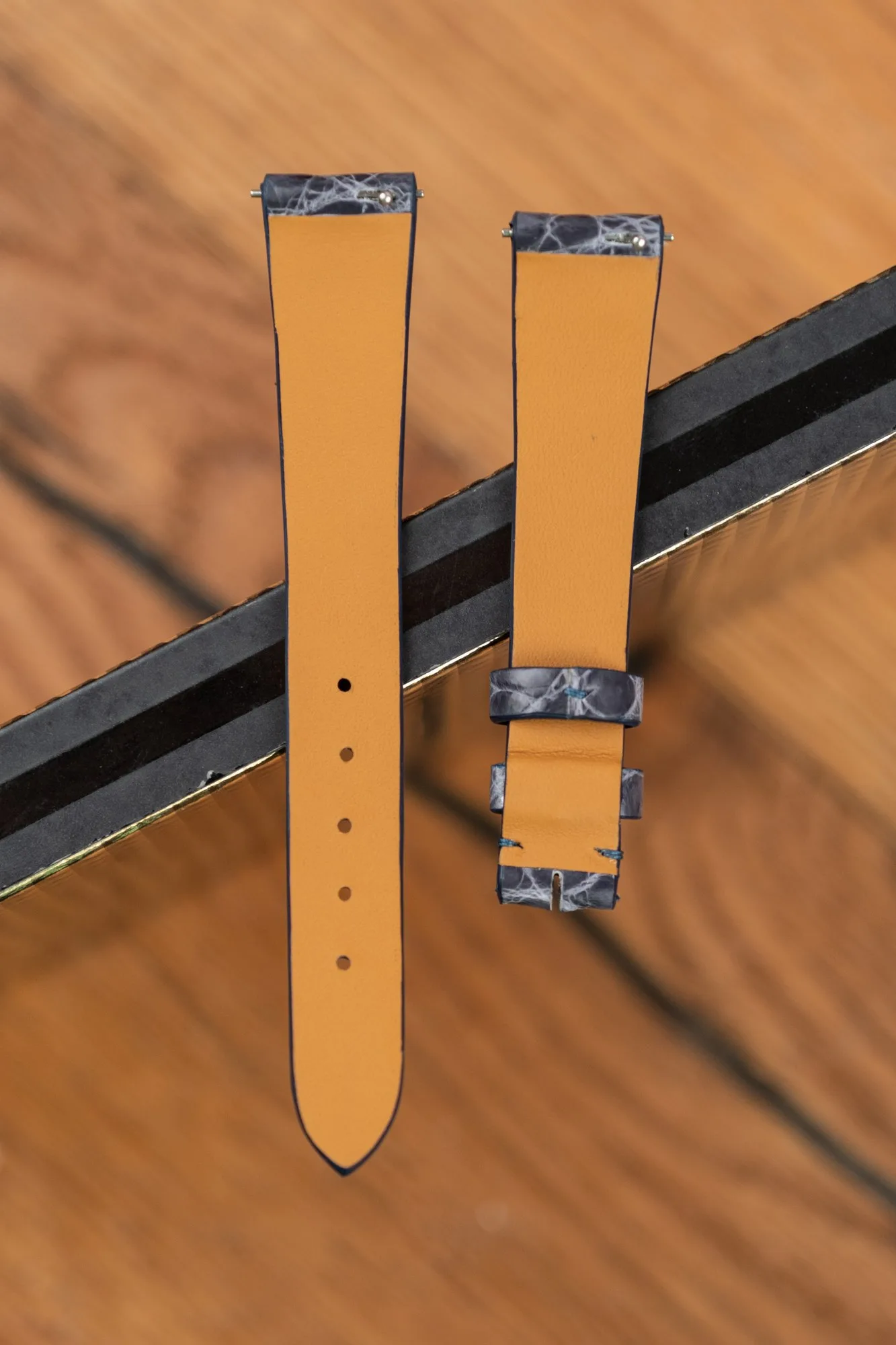 Ảnh Studio Bộ 2 dây đồng hồ da cá sấu màu nâu đỏ và xám - Koi Leather
