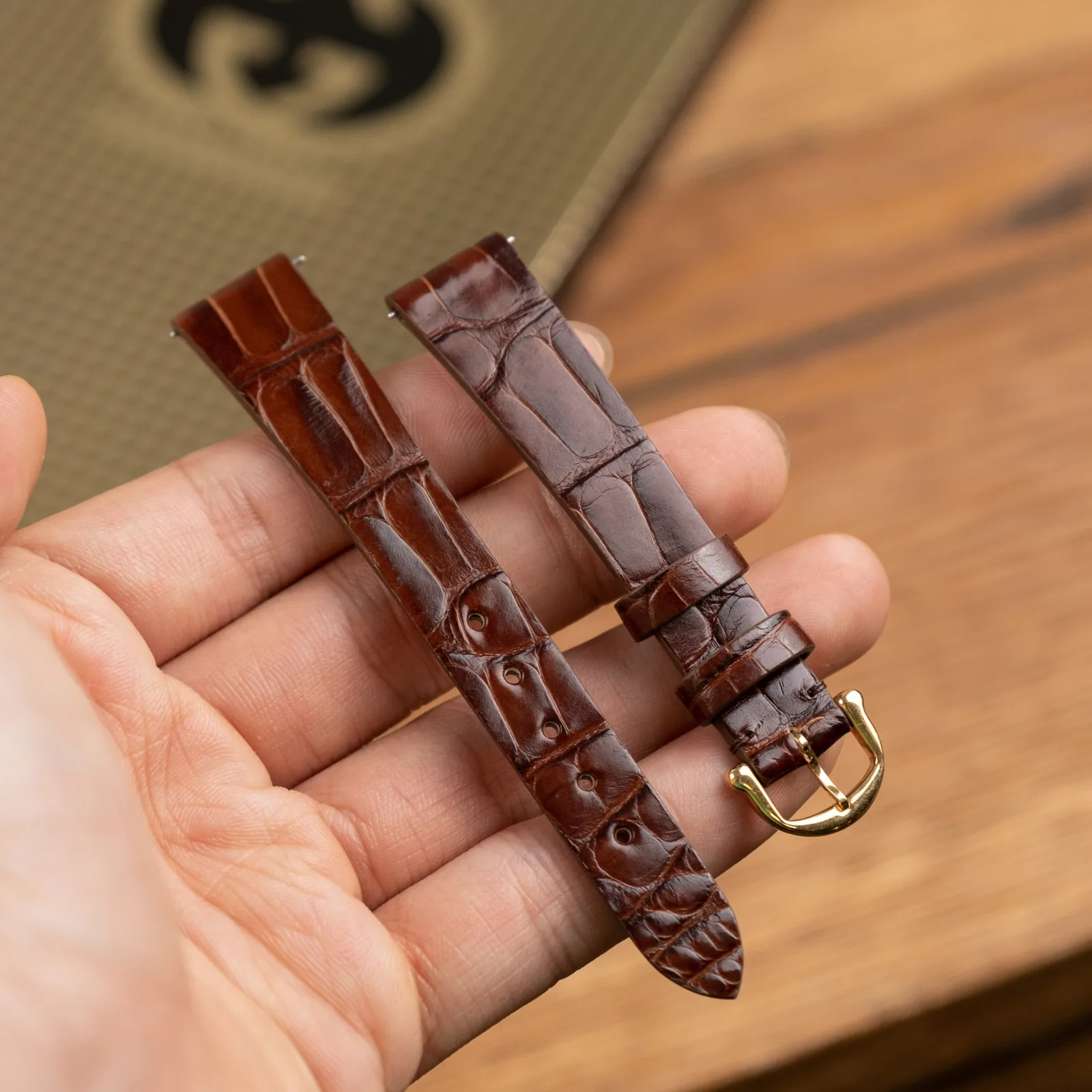 Ảnh Lifestyle Bộ 2 dây đồng hồ da cá sấu màu nâu đỏ và xám - Koi Leather