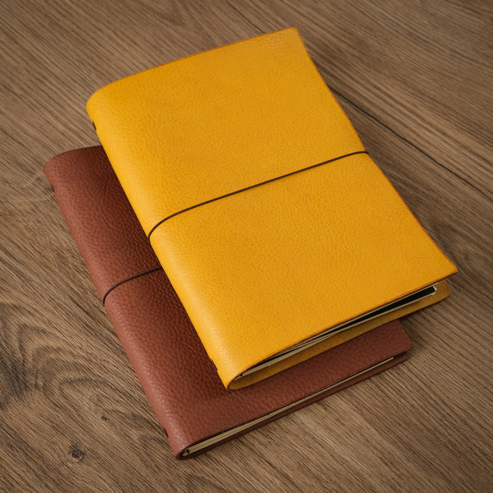 Ảnh Studio Bìa sổ tay da bò vân mill dây thun cài - Koi Leather