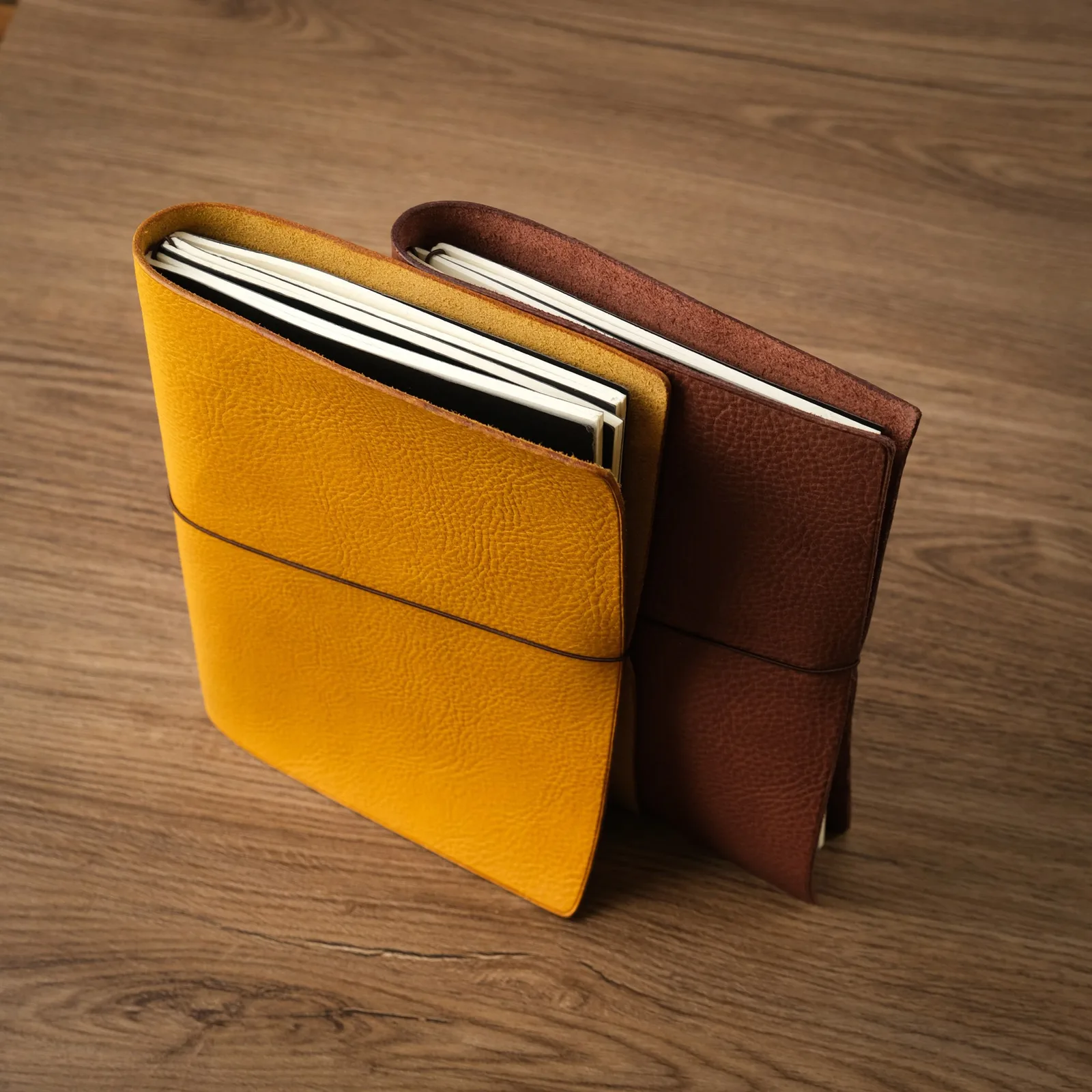 Ảnh Studio Bìa sổ tay da bò vân mill dây thun cài - Koi Leather
