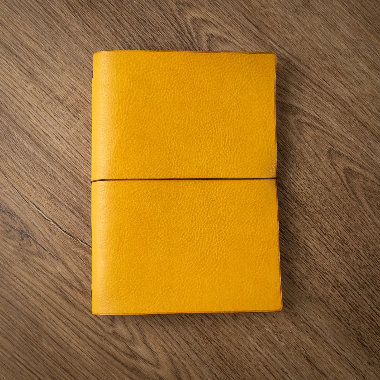 Ảnh Studio Bìa sổ tay da bò vân mill dây thun cài - Koi Leather