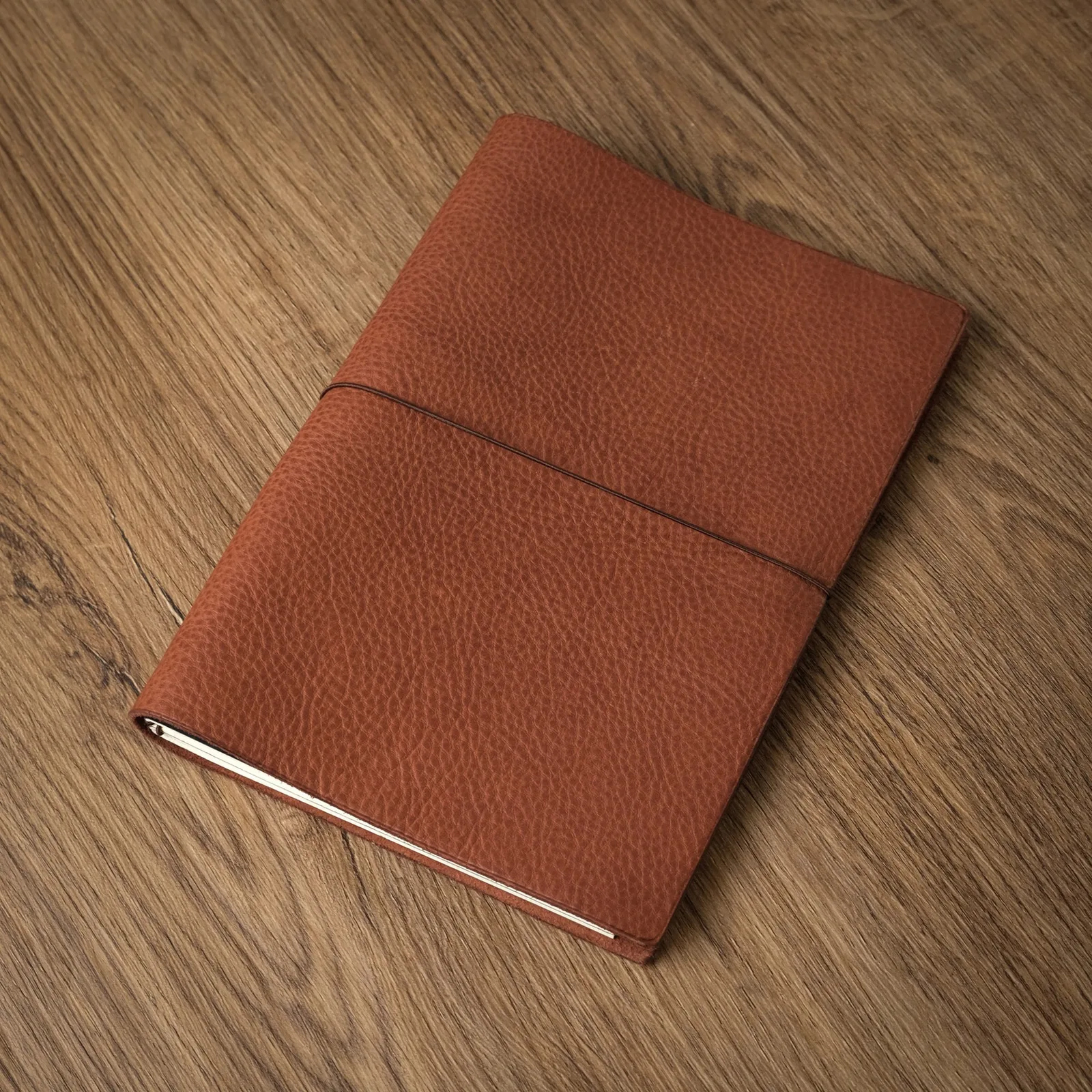 Ảnh Studio Bìa sổ tay da bò vân mill dây thun cài - Koi Leather