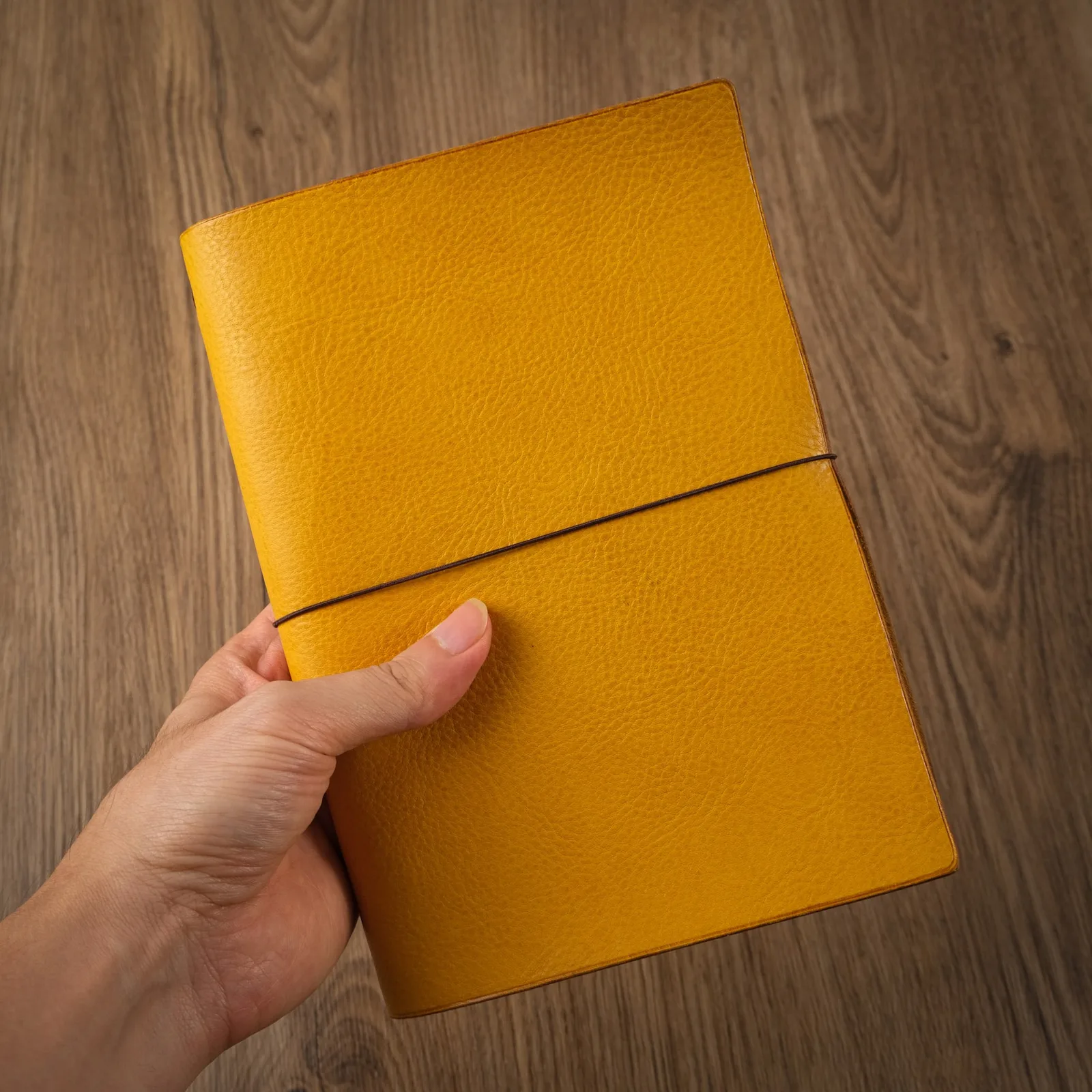 Ảnh Lifestyle Bìa sổ tay da bò vân mill dây thun cài - Koi Leather