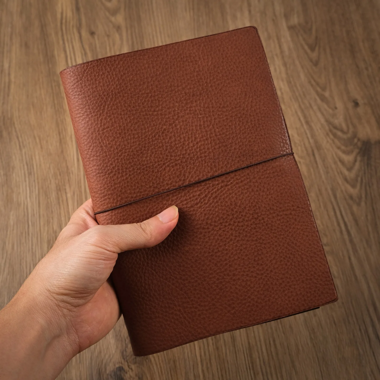Ảnh Lifestyle Bìa sổ tay da bò vân mill dây thun cài - Koi Leather