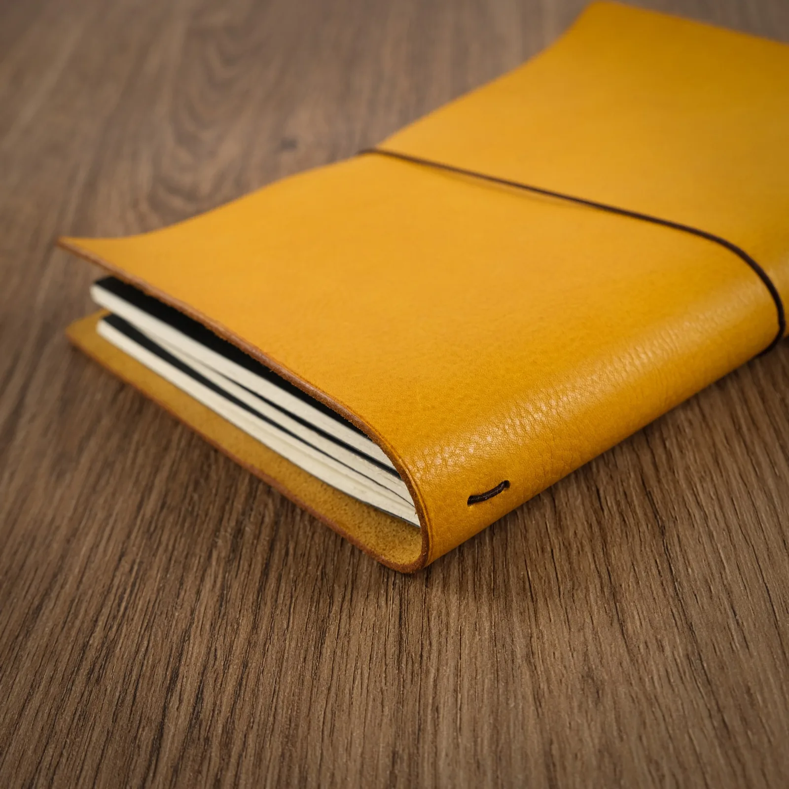 Ảnh Studio Bìa sổ tay da bò vân mill dây thun cài - Koi Leather