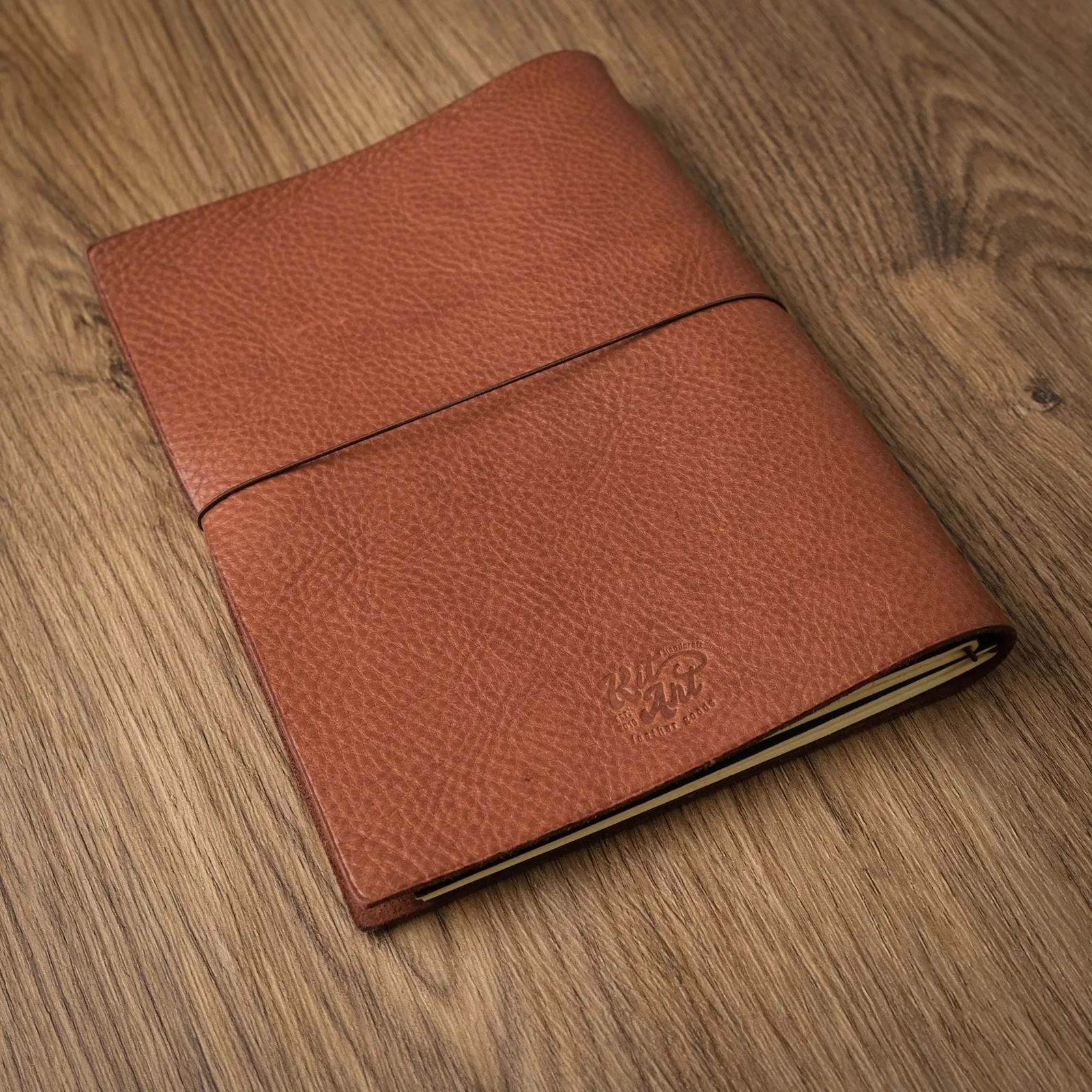 Ảnh Studio Bìa sổ tay da bò vân mill dây thun cài - Koi Leather