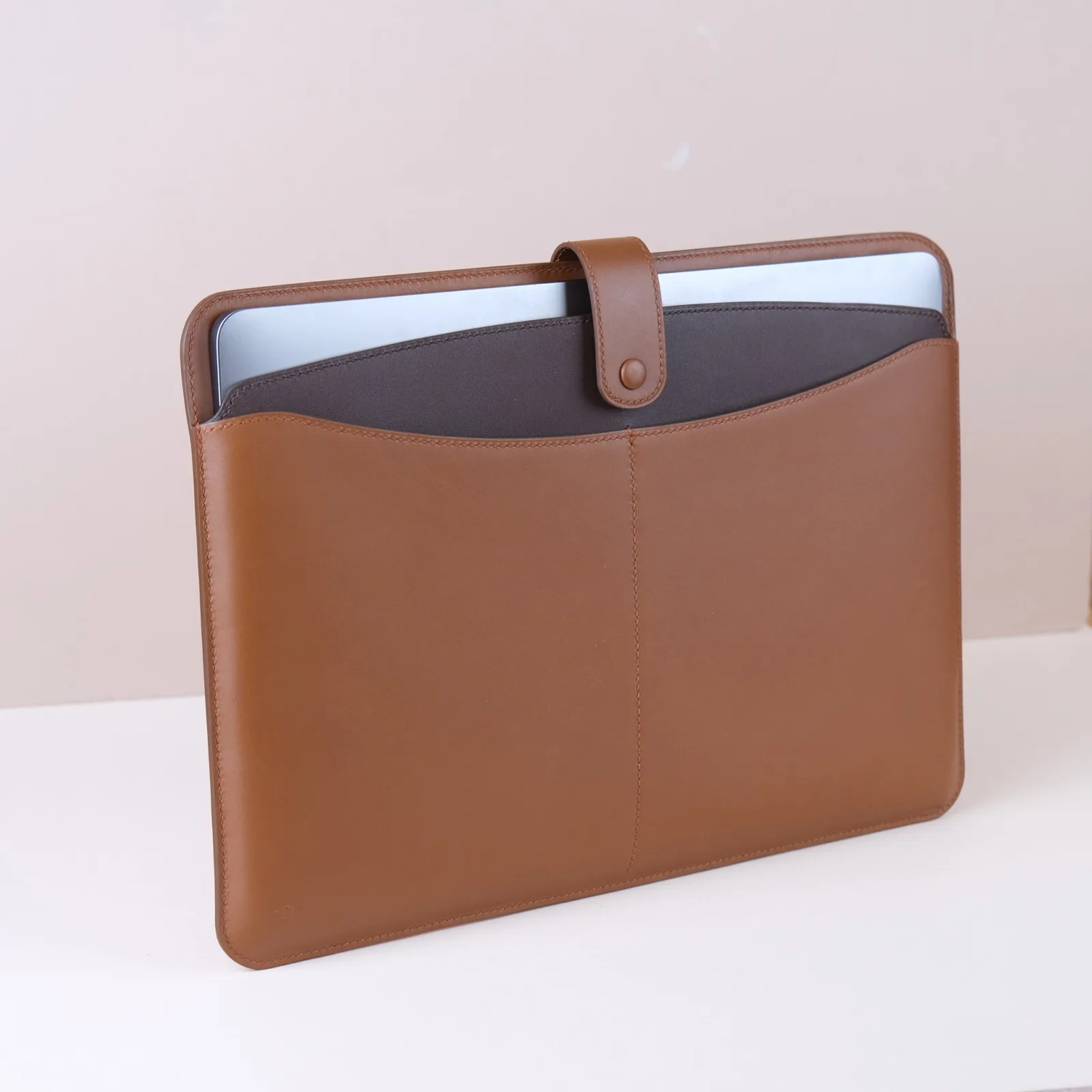 Ảnh Studio Bao da laptop Bristo da Nappa phối Gold và Chocolate - Koi Leather