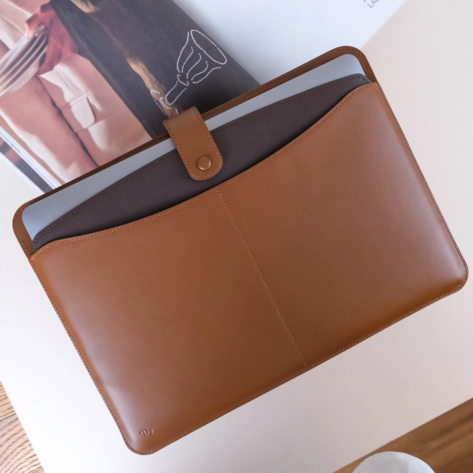 Ảnh Lifestyle Bao da laptop Bristo da Nappa phối Gold và Chocolate - Koi Leather