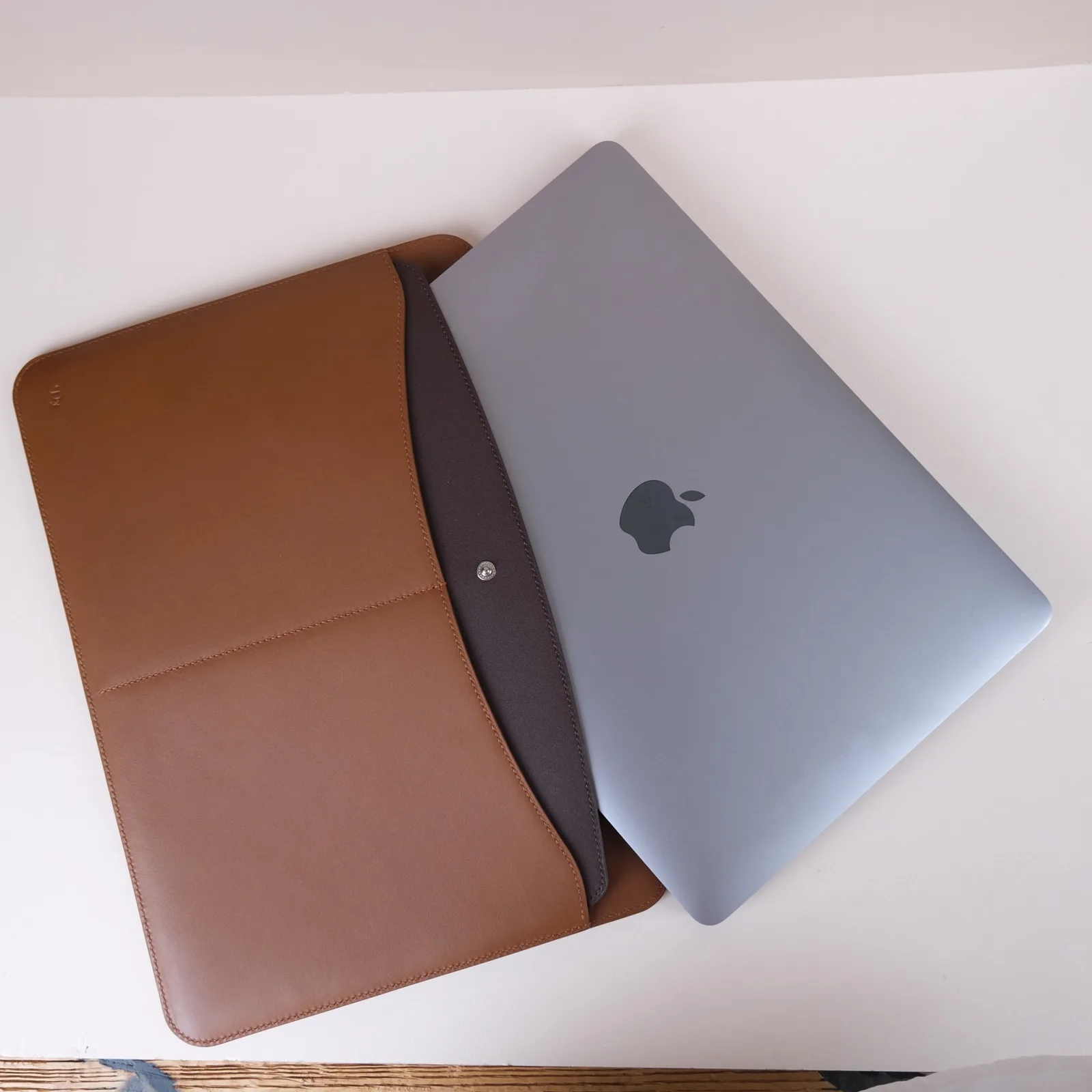 Ảnh Studio Bao da laptop Bristo da Nappa phối Gold và Chocolate - Koi Leather