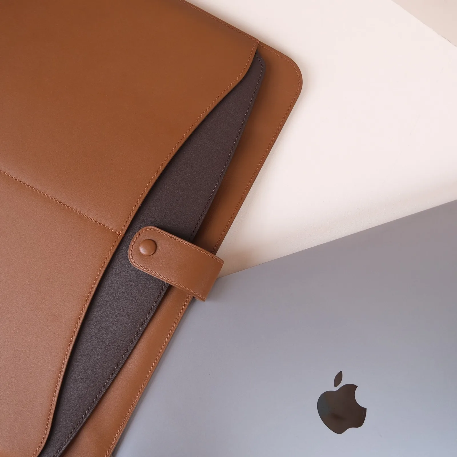 Ảnh Studio Bao da laptop Bristo da Nappa phối Gold và Chocolate - Koi Leather