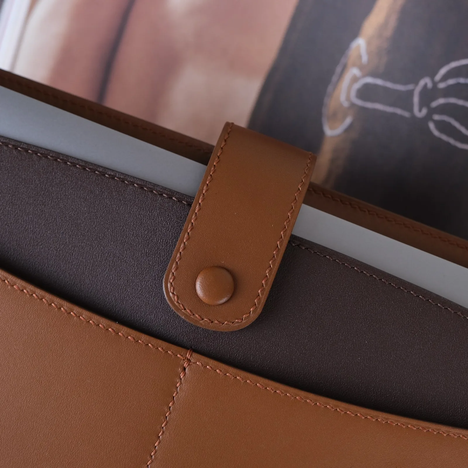Ảnh Studio Bao da laptop Bristo da Nappa phối Gold và Chocolate - Koi Leather