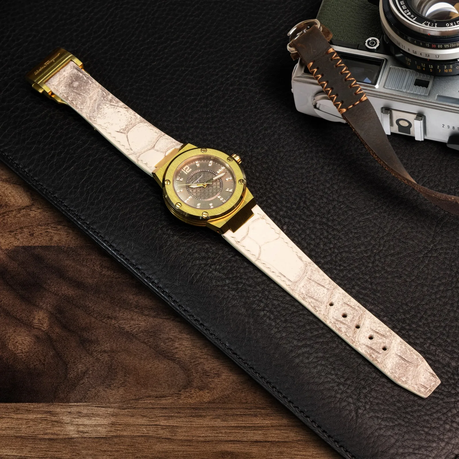 Ảnh Lifestyle Dây đồng hồ da cá sấu trắng cho Ferragamo - Koi Leather