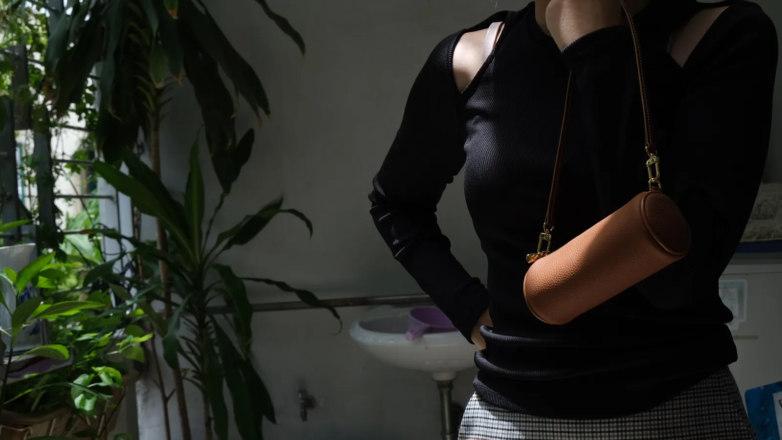 Ảnh Lifestyle Túi trống mini da Togo màu gold quai đeo vai - Koi Leather