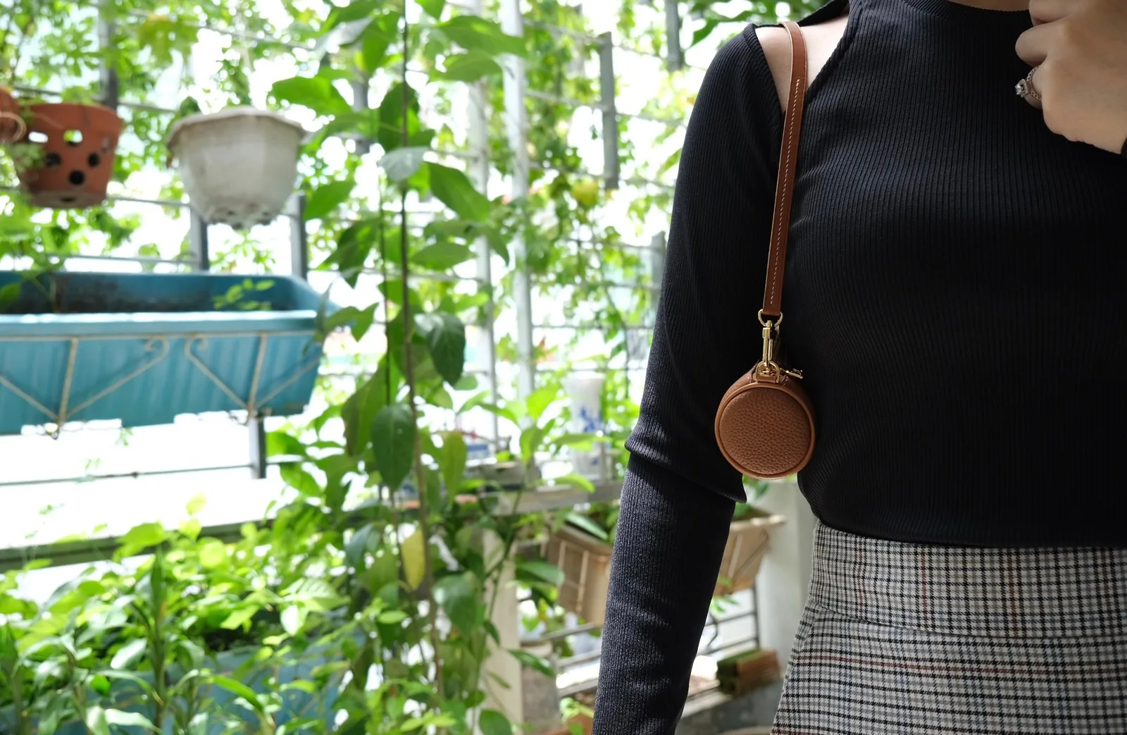 Ảnh Lifestyle Túi trống mini da Togo màu gold quai đeo vai - Koi Leather