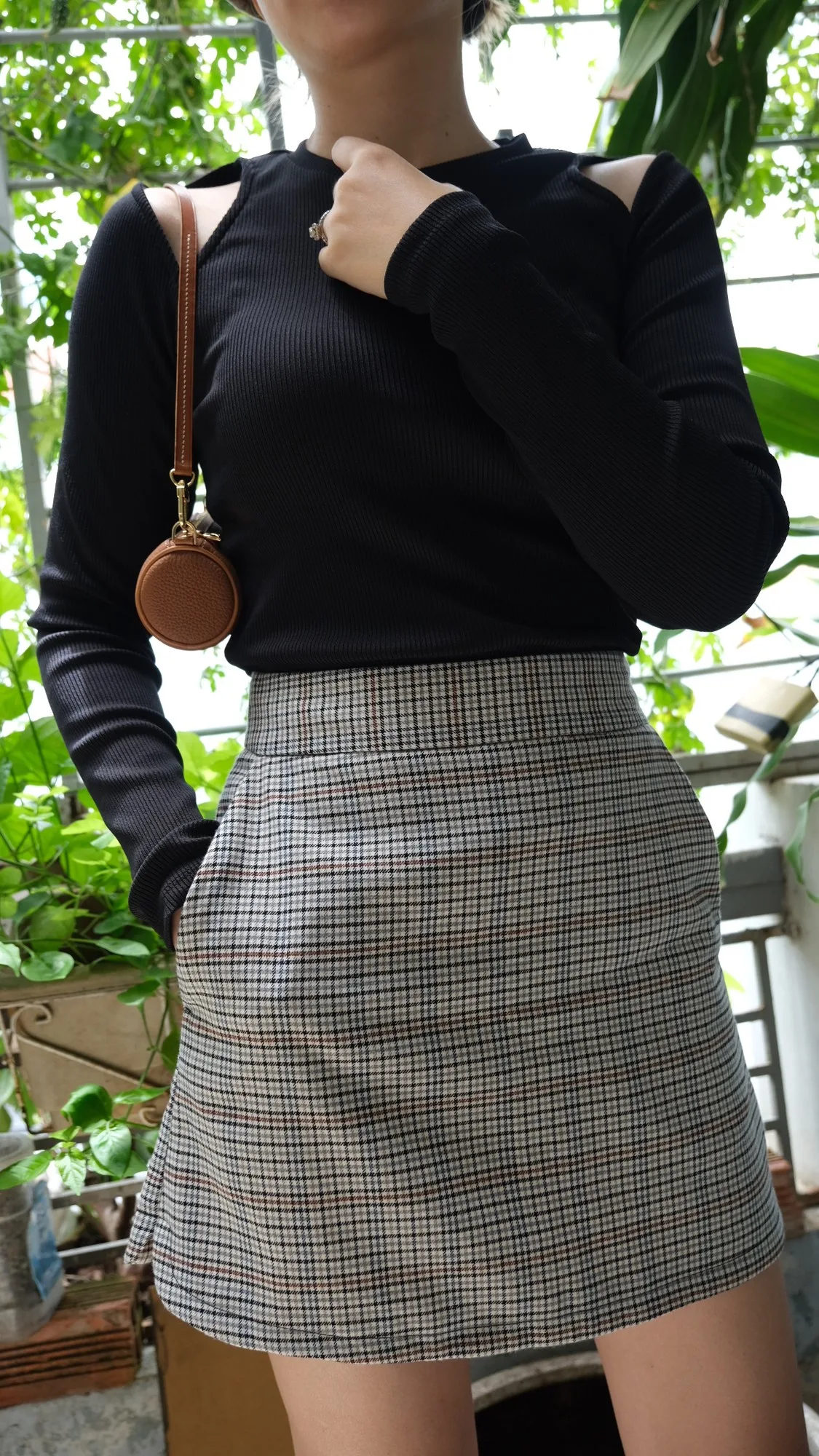 Ảnh Lifestyle Túi trống mini da Togo màu gold quai đeo vai - Koi Leather