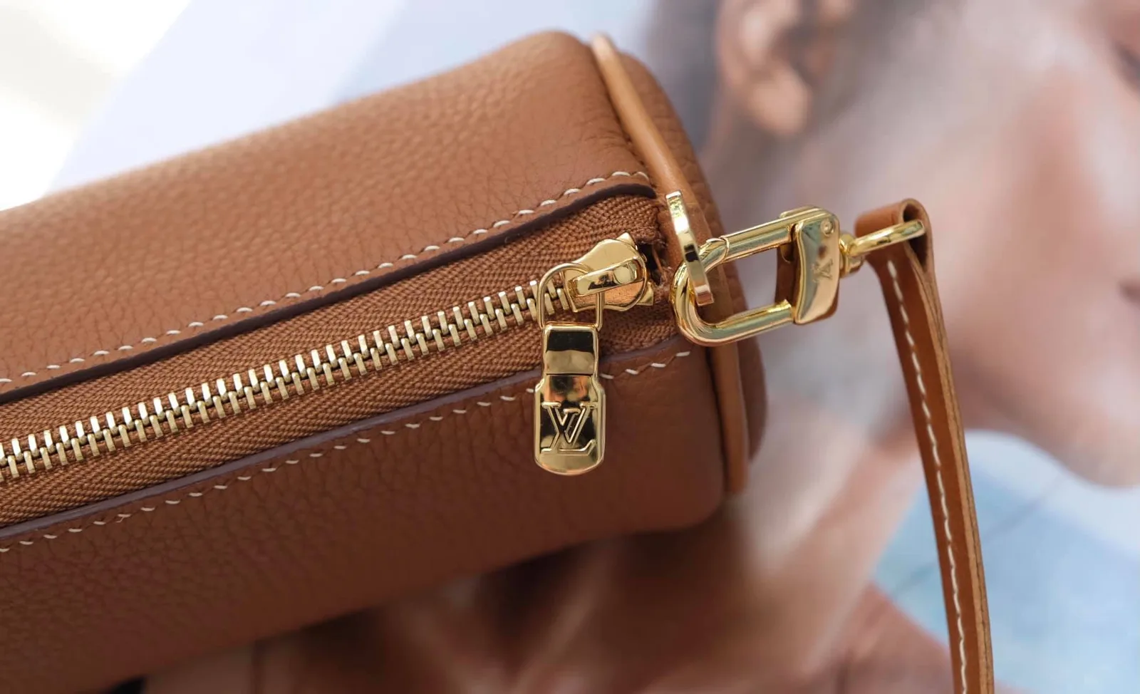 Ảnh Studio Túi trống mini da Togo màu nâu gold quai ngắn kẹp - Koi Leather