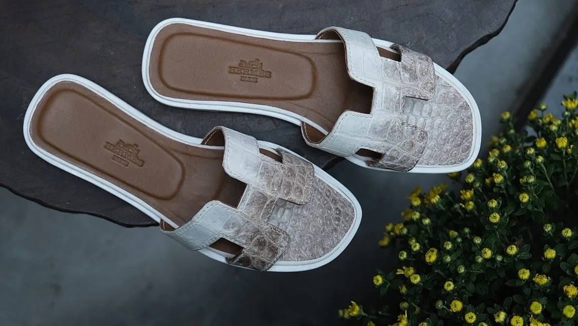 Ảnh Studio Dép bệt quai chữ H da cá sấu phối da bò màu trắng nâu - Koi Leather