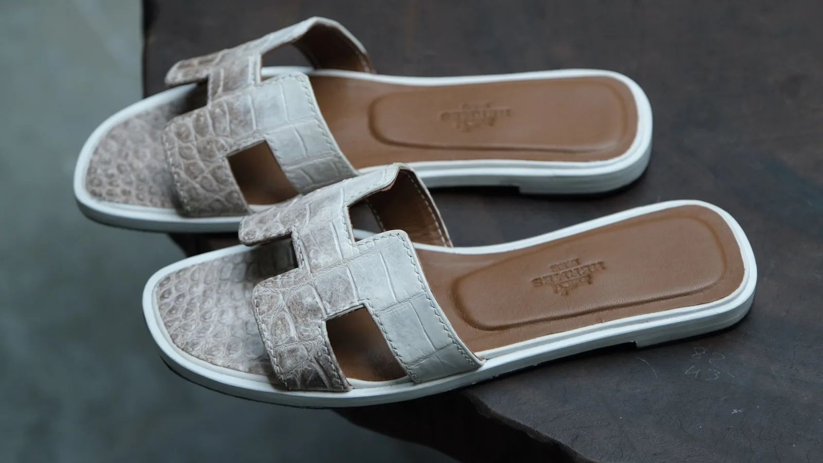 Ảnh Studio Dép bệt quai chữ H da cá sấu phối da bò màu trắng nâu - Koi Leather