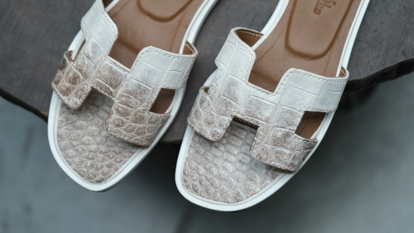 Ảnh Studio Dép bệt quai chữ H da cá sấu phối da bò màu trắng nâu - Koi Leather