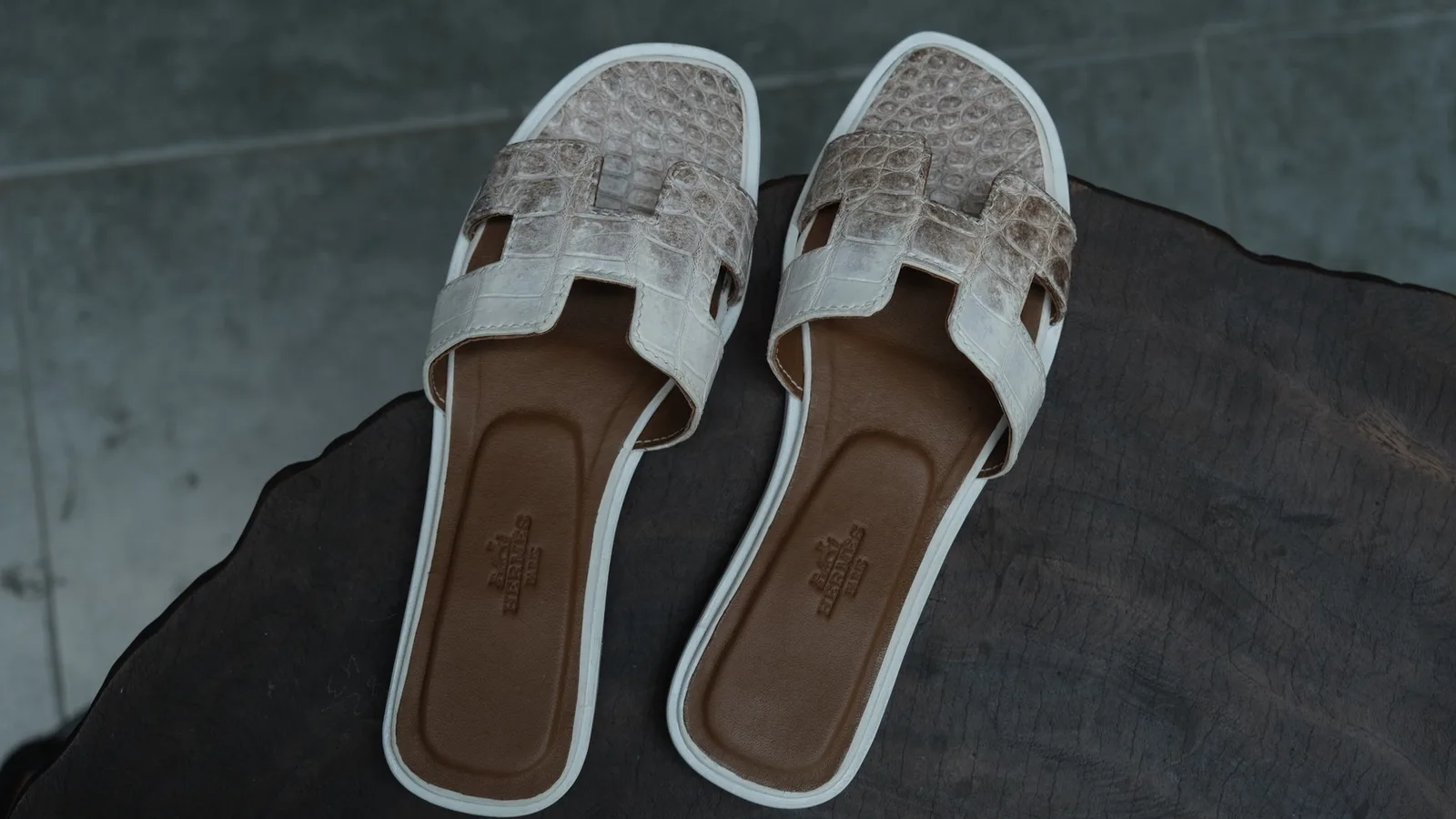 Ảnh Studio Dép bệt quai chữ H da cá sấu phối da bò màu trắng nâu - Koi Leather
