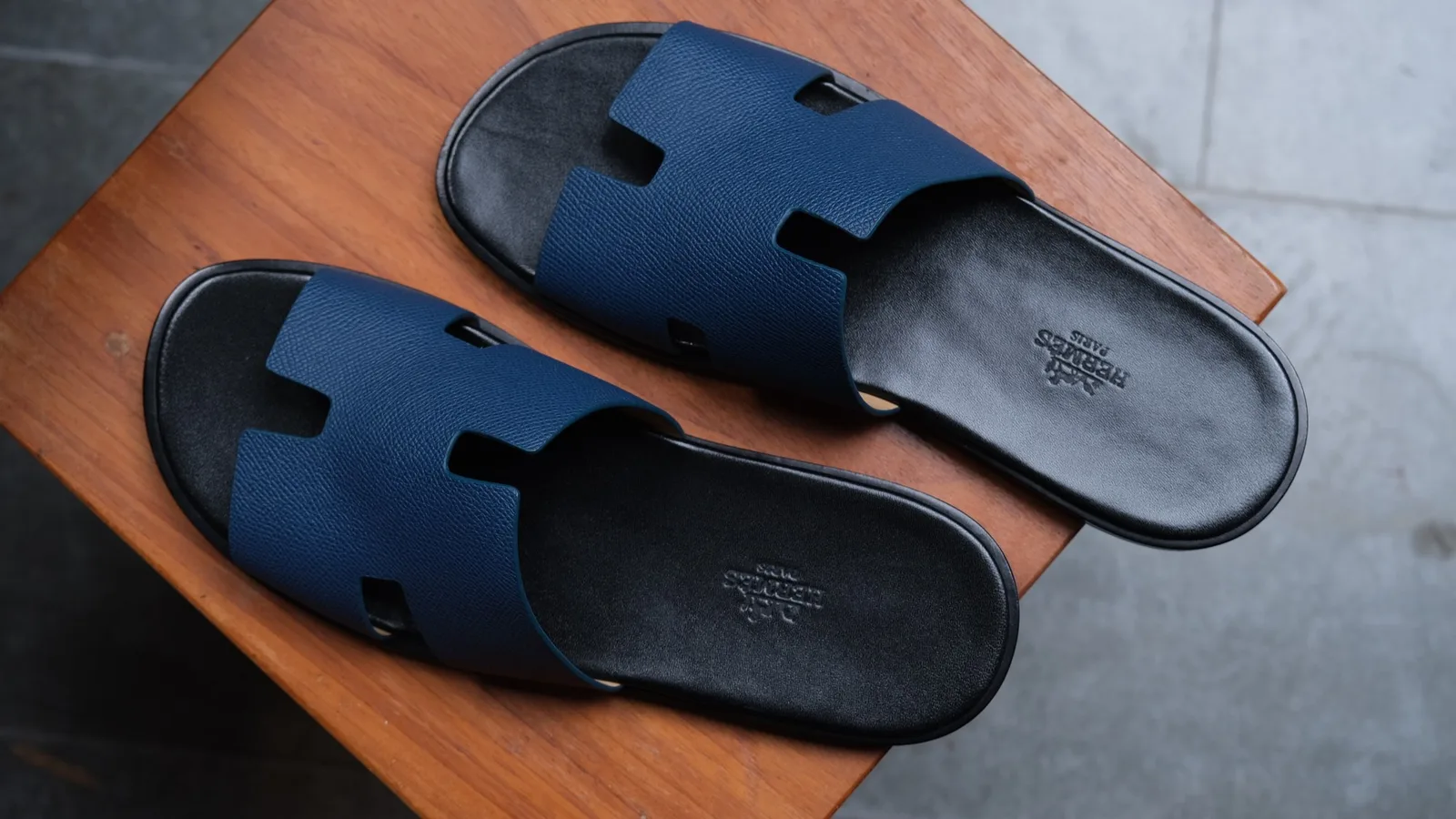 Ảnh Studio Dép bệt quai chữ H da cá sấu phối da bò màu trắng nâu - Koi Leather