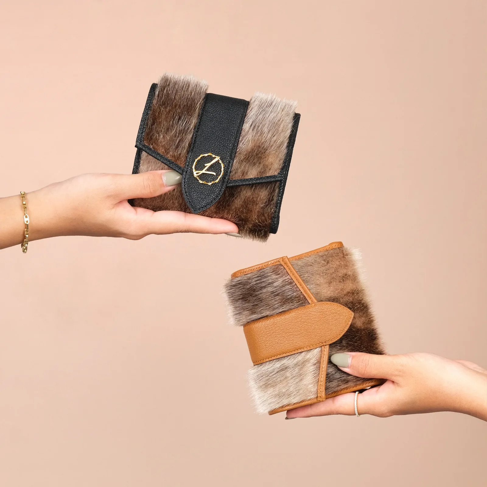 Ảnh Studio Ví gập nắp cài phối lông hải cẩu và da bò - Koi Leather
