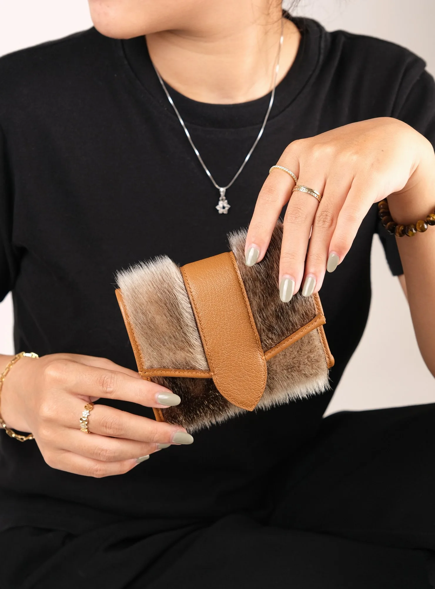 Ảnh Lifestyle Ví gập nắp cài phối lông hải cẩu và da bò - Koi Leather