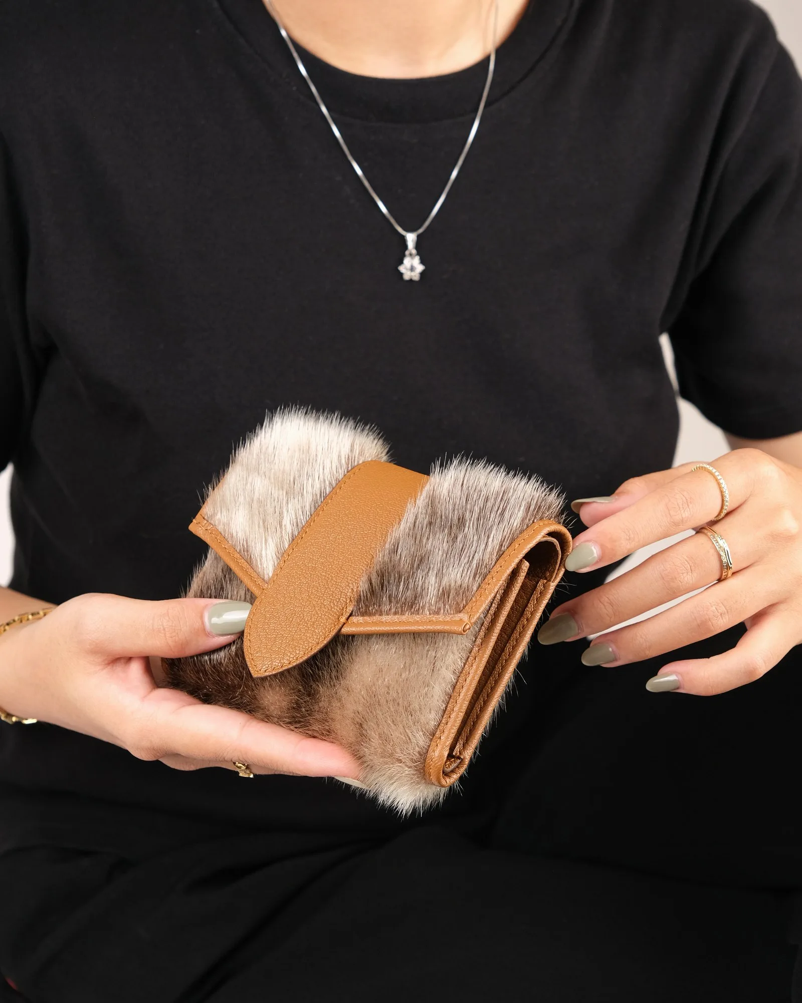 Ảnh Lifestyle Ví gập nắp cài phối lông hải cẩu và da bò - Koi Leather