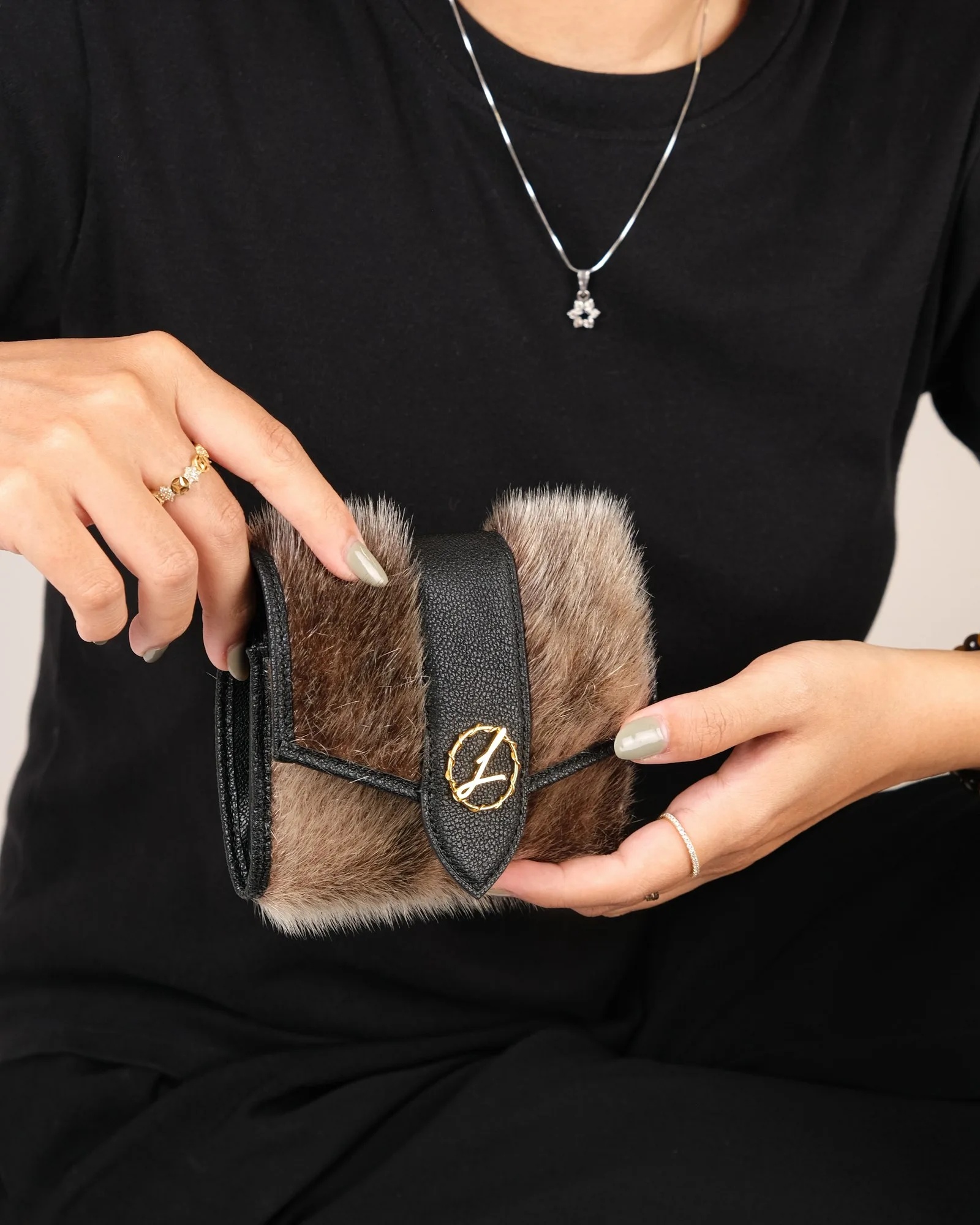 Ảnh Lifestyle Ví gập nắp cài phối lông hải cẩu và da bò - Koi Leather