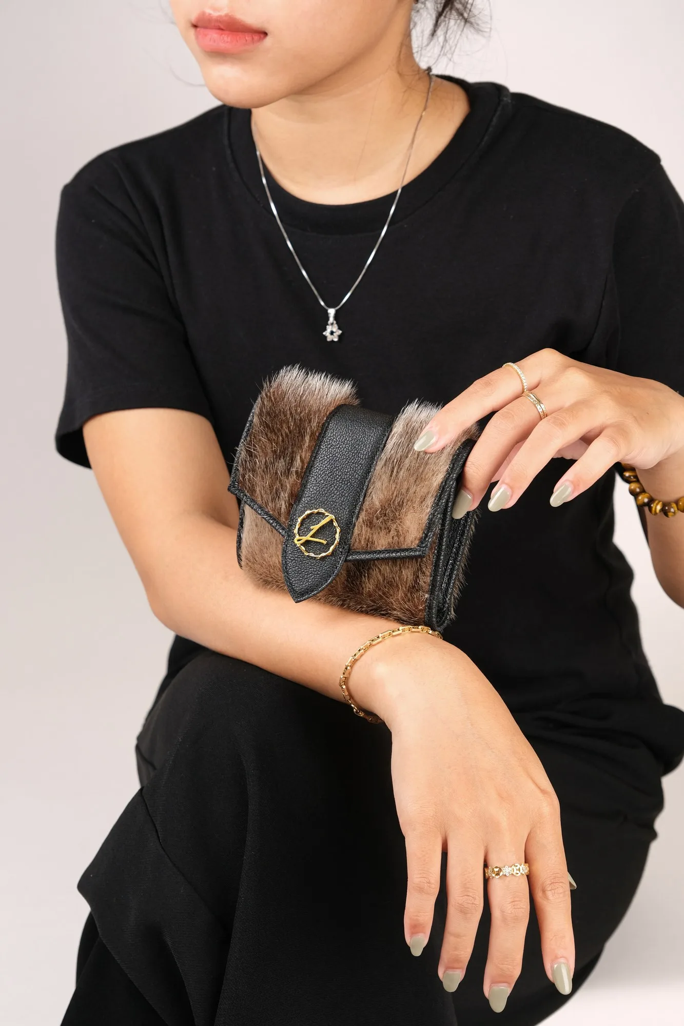Ảnh Lifestyle Ví gập nắp cài phối lông hải cẩu và da bò - Koi Leather