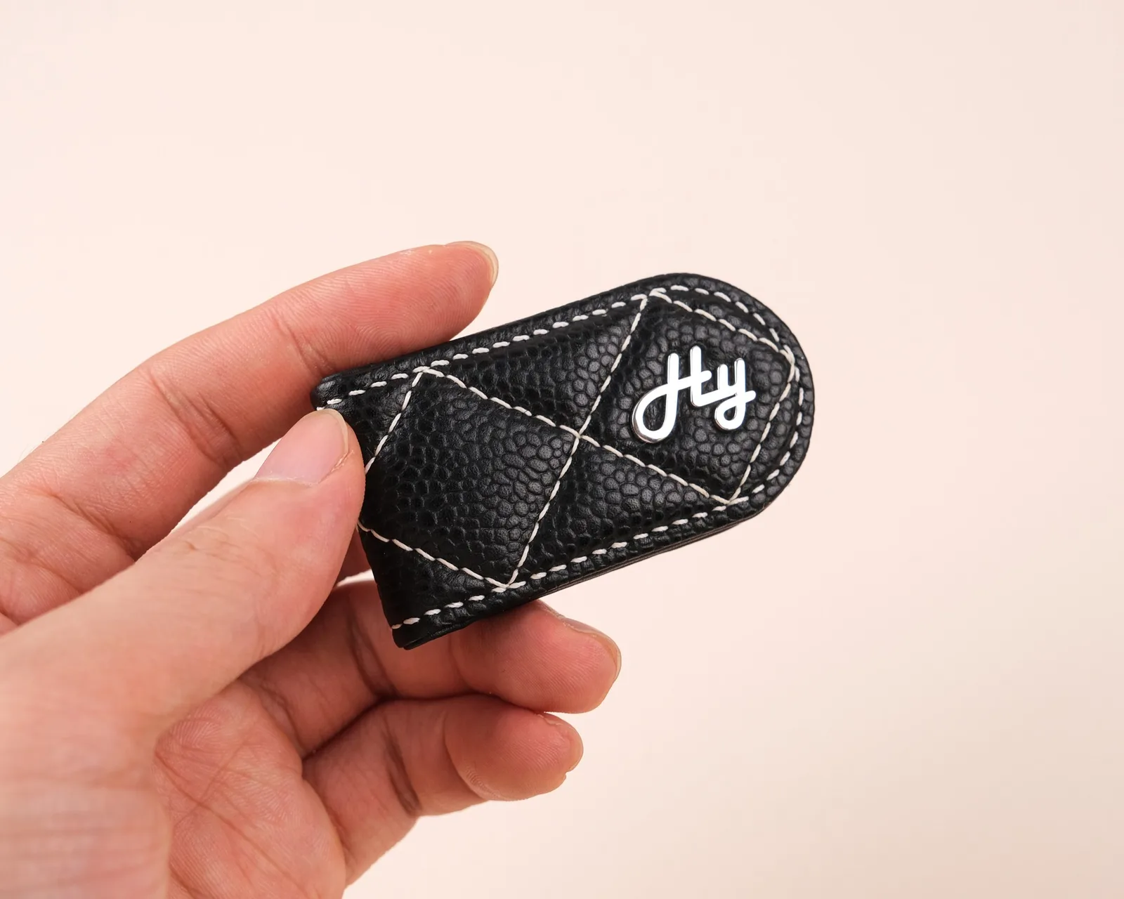Ảnh Lifestyle Kẹp tiền nam châm da Caviar và Swift chần trám - Koi Leather