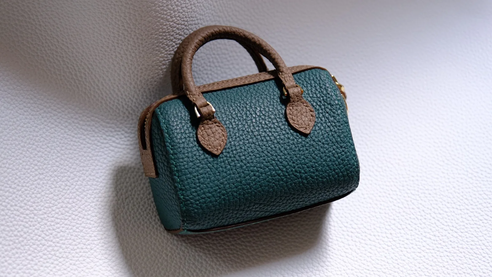 Ảnh Studio Charm đeo túi da bò thủ công nhiều kiểu dáng - Koi Leather