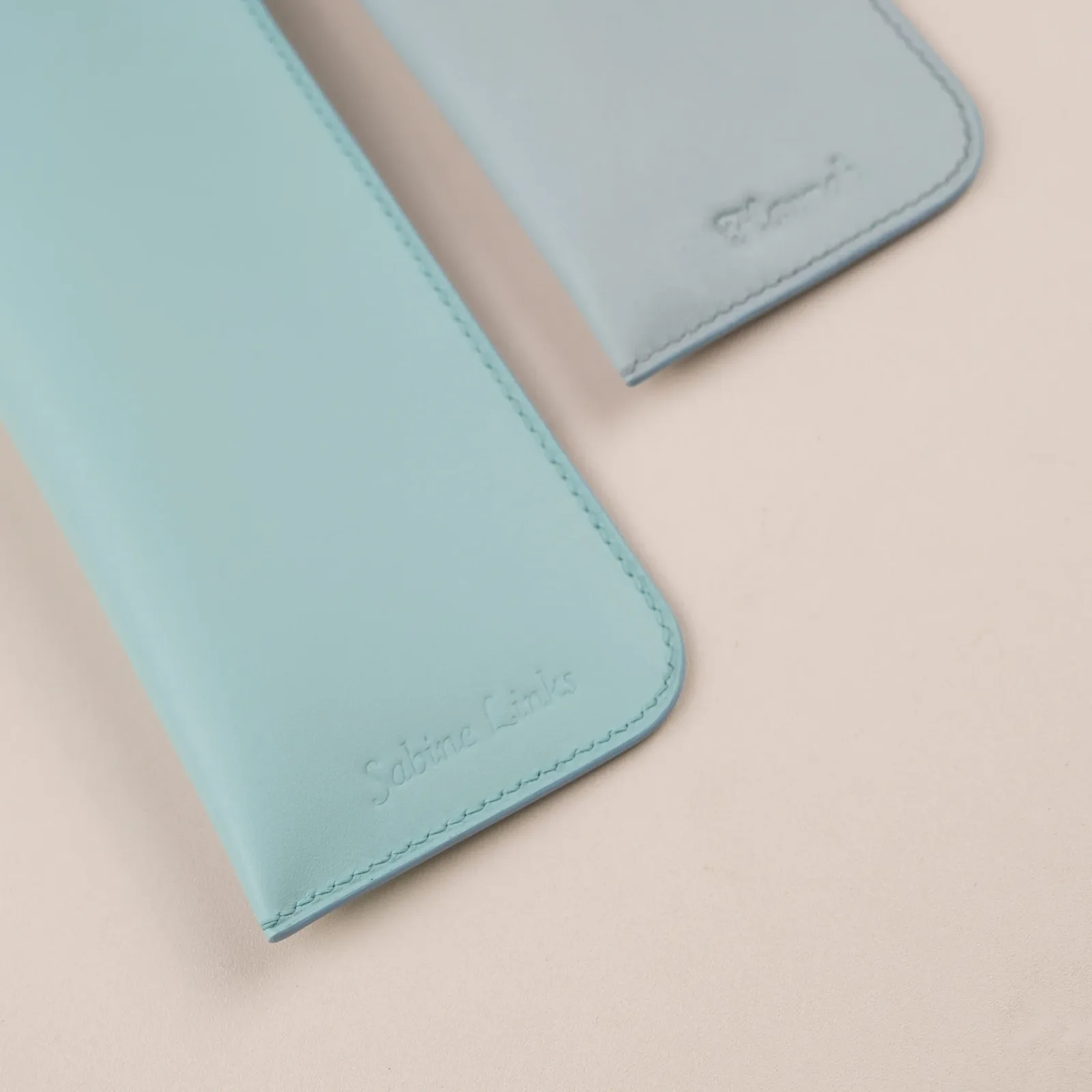 Ảnh Studio Glasscase - KOI Leather