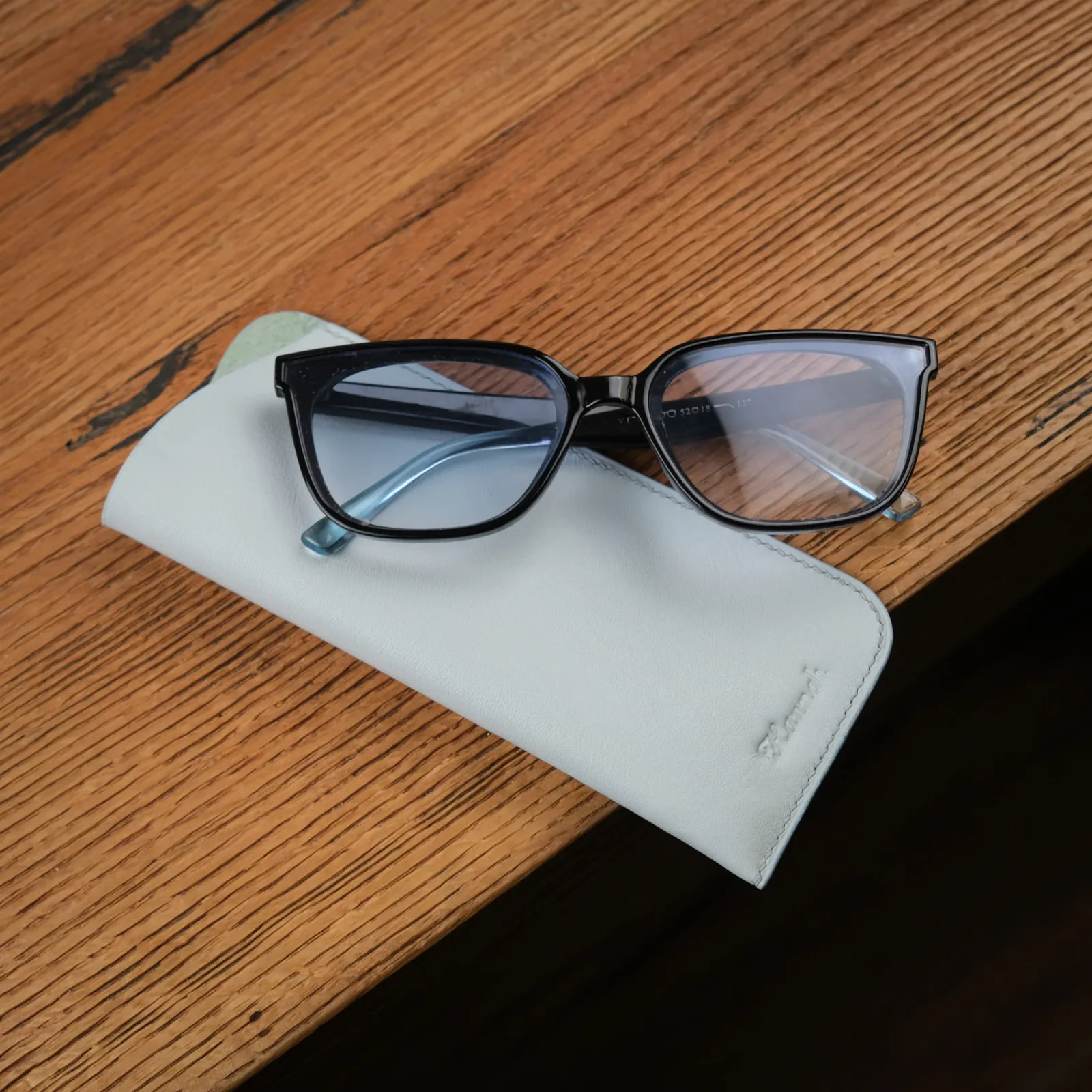 Ảnh Studio Glasscase - KOI Leather