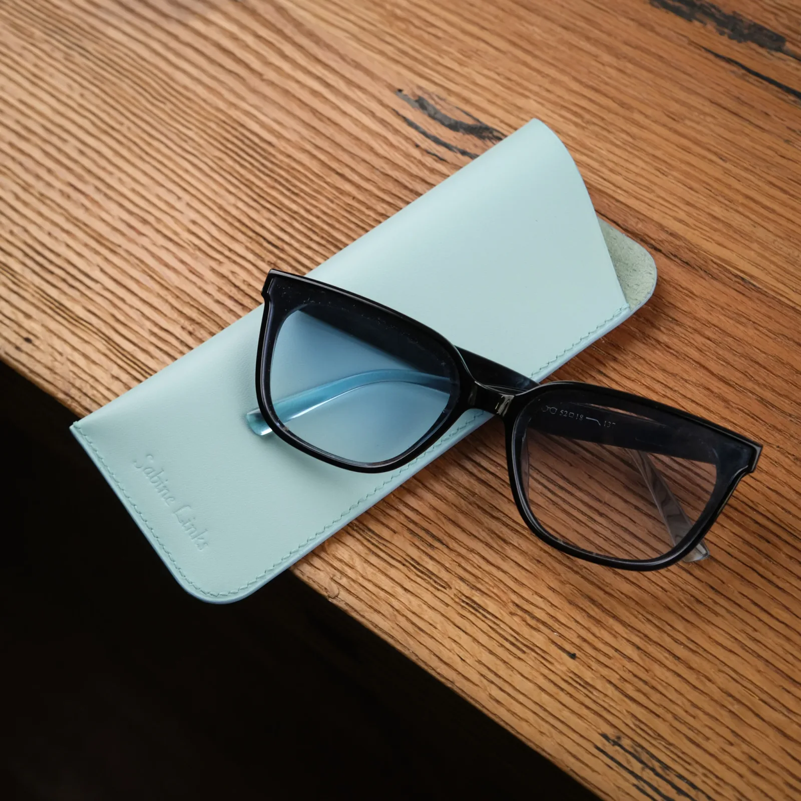 Ảnh Studio Glasscase - KOI Leather