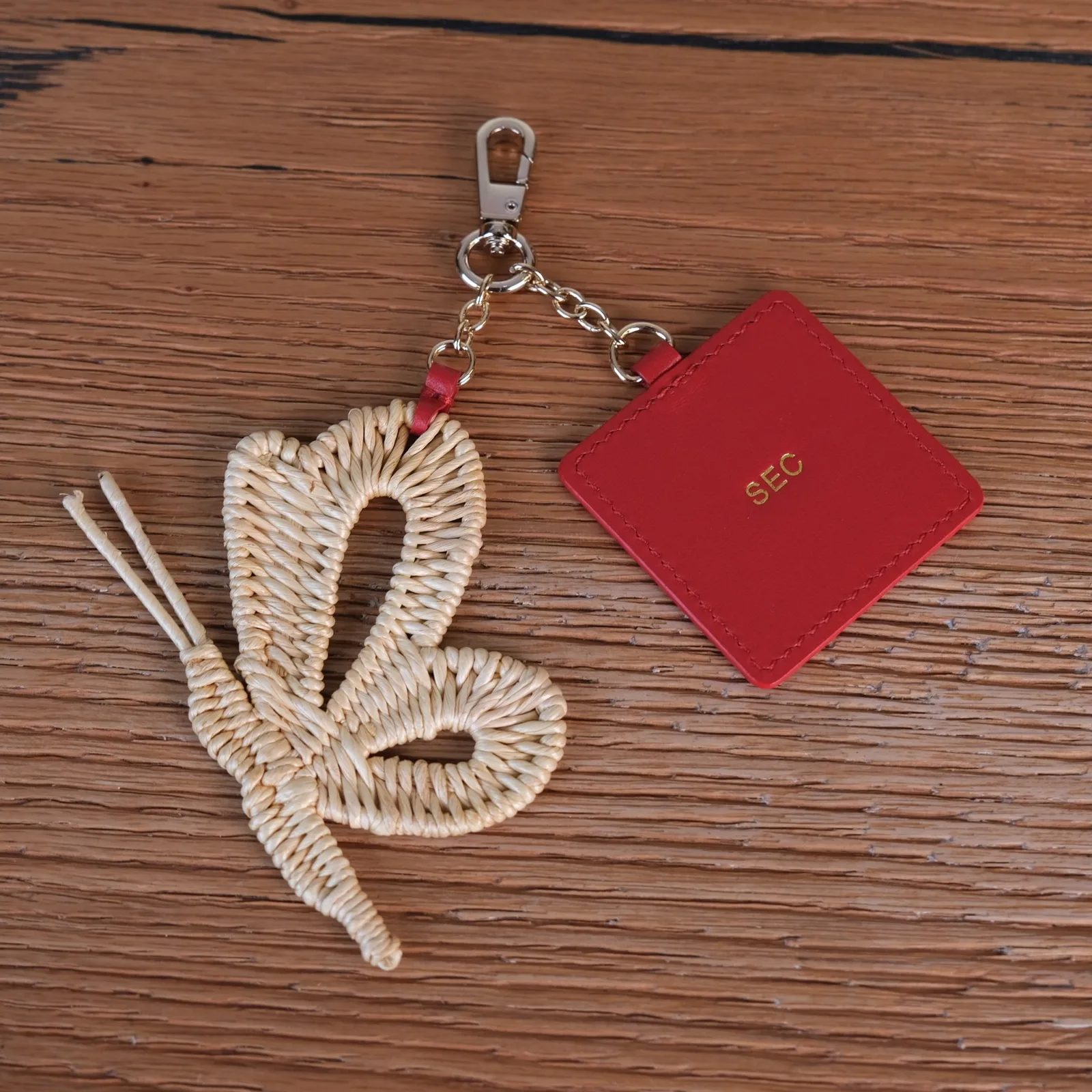 Ảnh Studio Charm túi hình bướm đan kết hợp tag da bò đỏ - Koi Leather