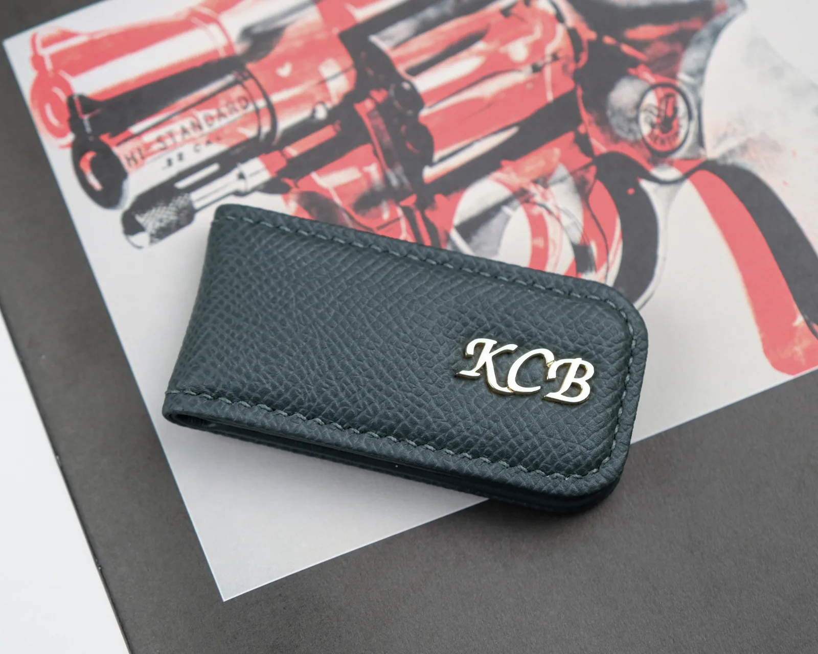 Ảnh Lifestyle Kẹp tiền nam châm da Epsom và da Caviar - Koi Leather