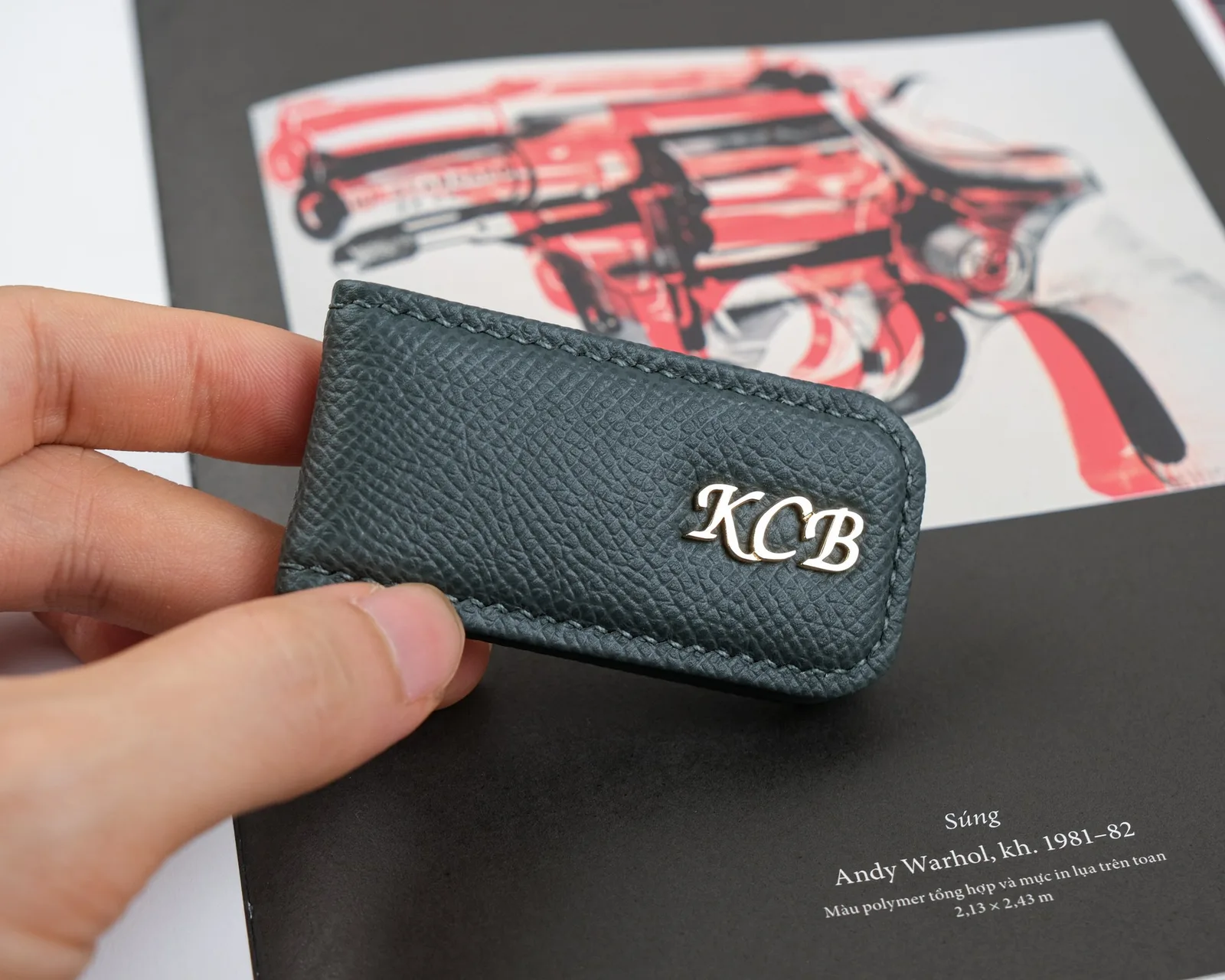 Ảnh Lifestyle Kẹp tiền nam châm da Epsom và da Caviar - Koi Leather