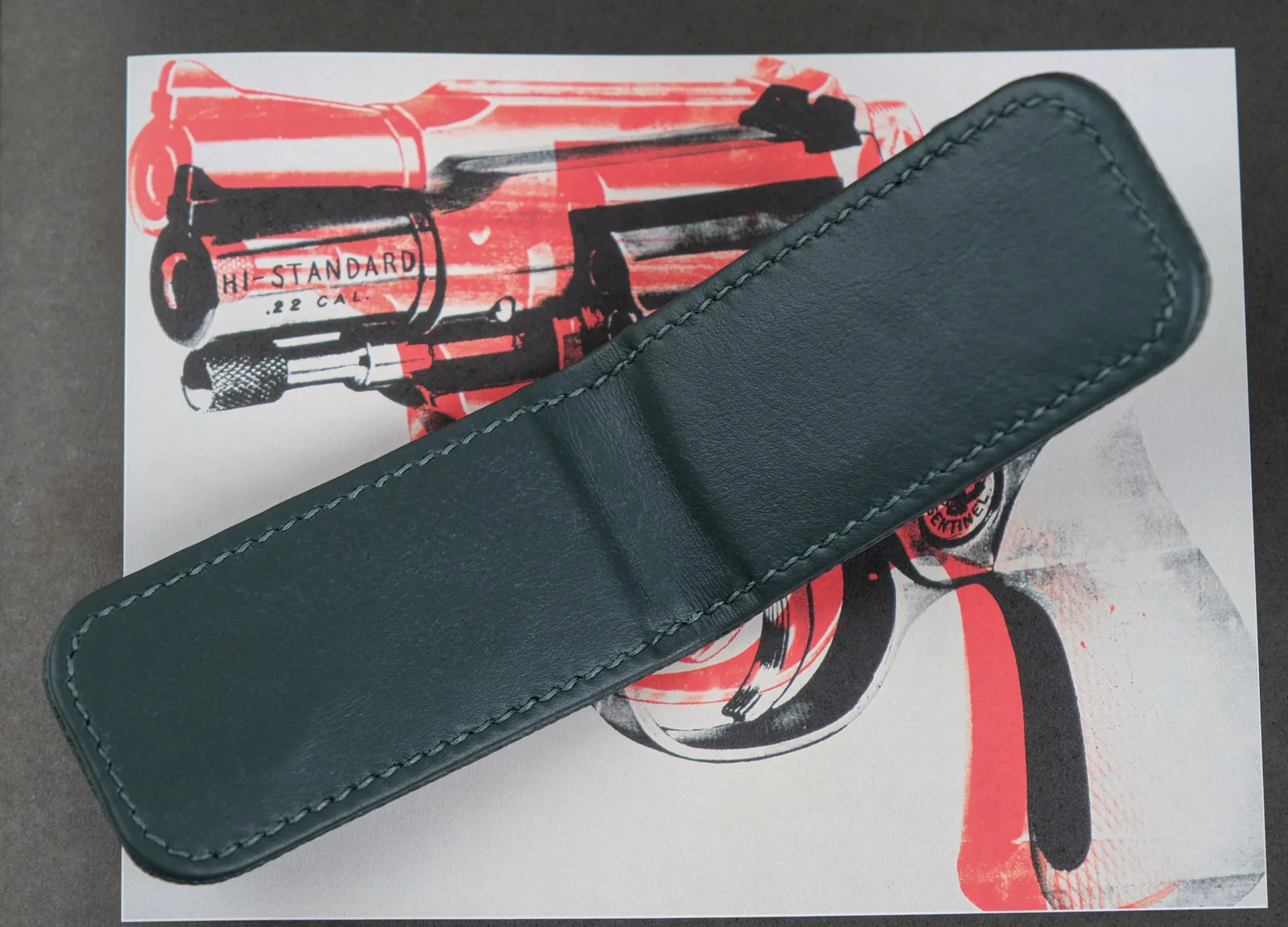 Ảnh Lifestyle Kẹp tiền nam châm da Epsom và da Caviar - Koi Leather