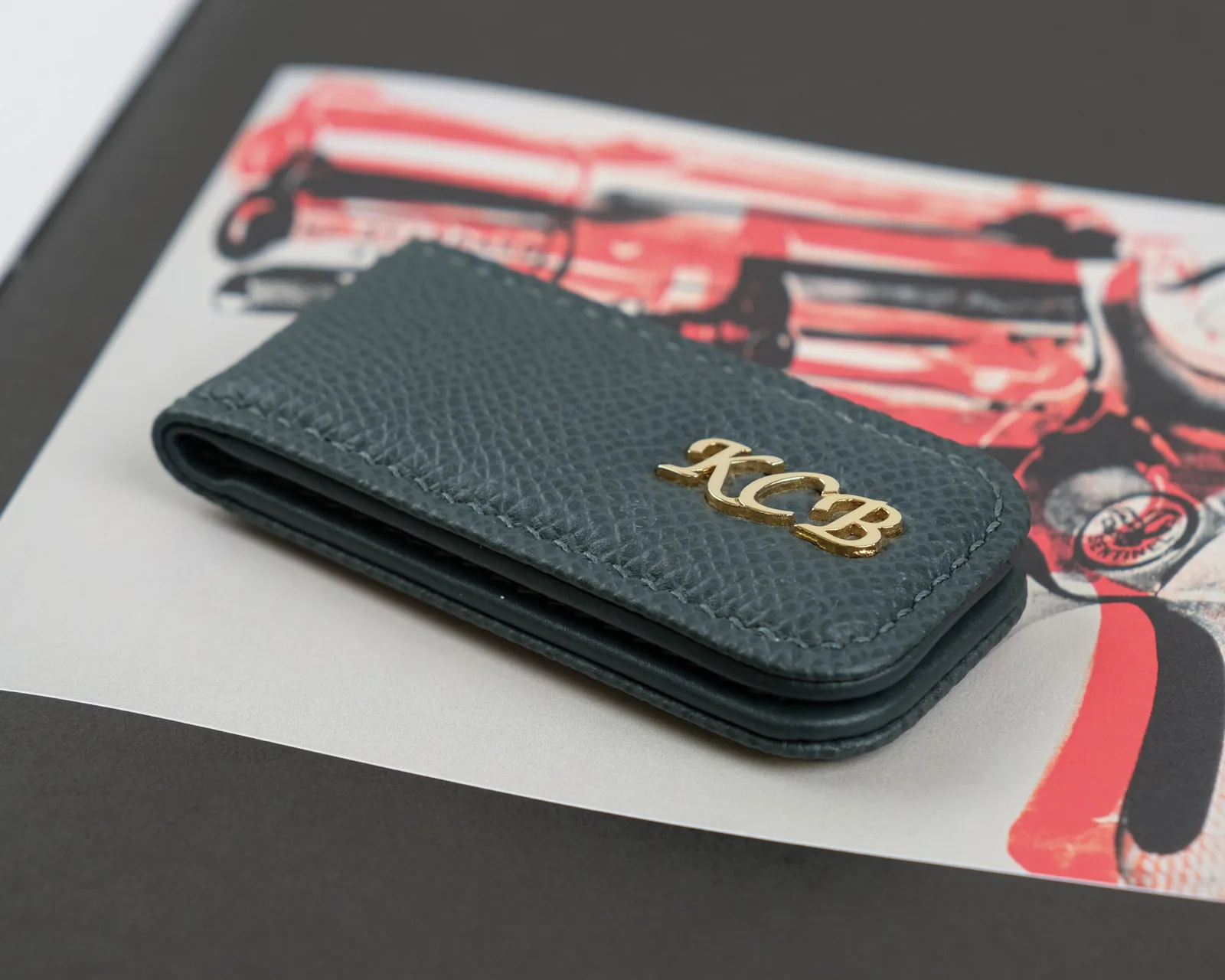 Ảnh Lifestyle Kẹp tiền nam châm da Epsom và da Caviar - Koi Leather
