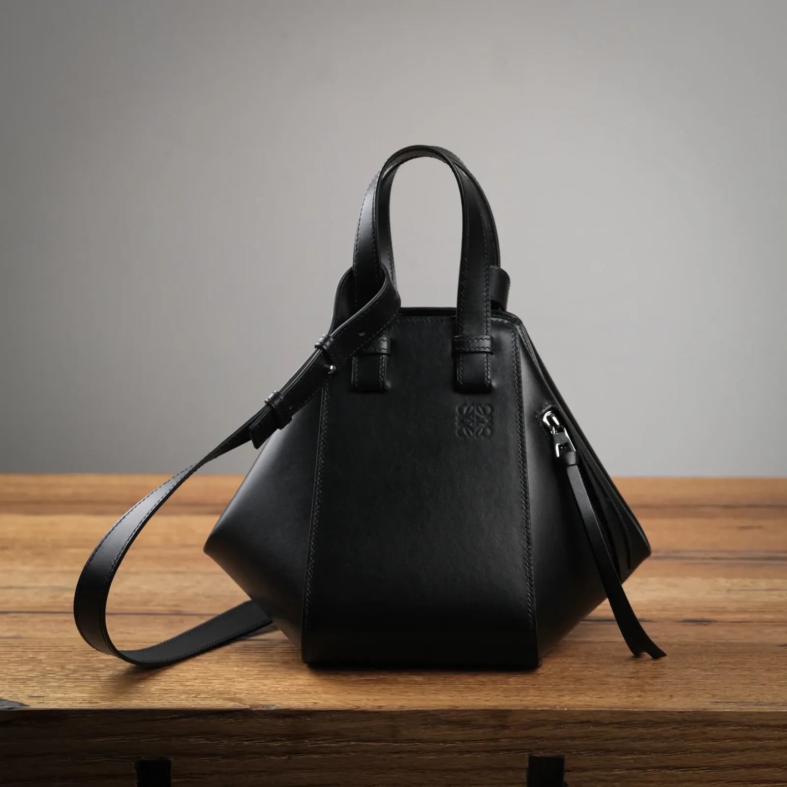 Ảnh Studio Túi Da Phom Lục Giác – Đen - Koi Leather