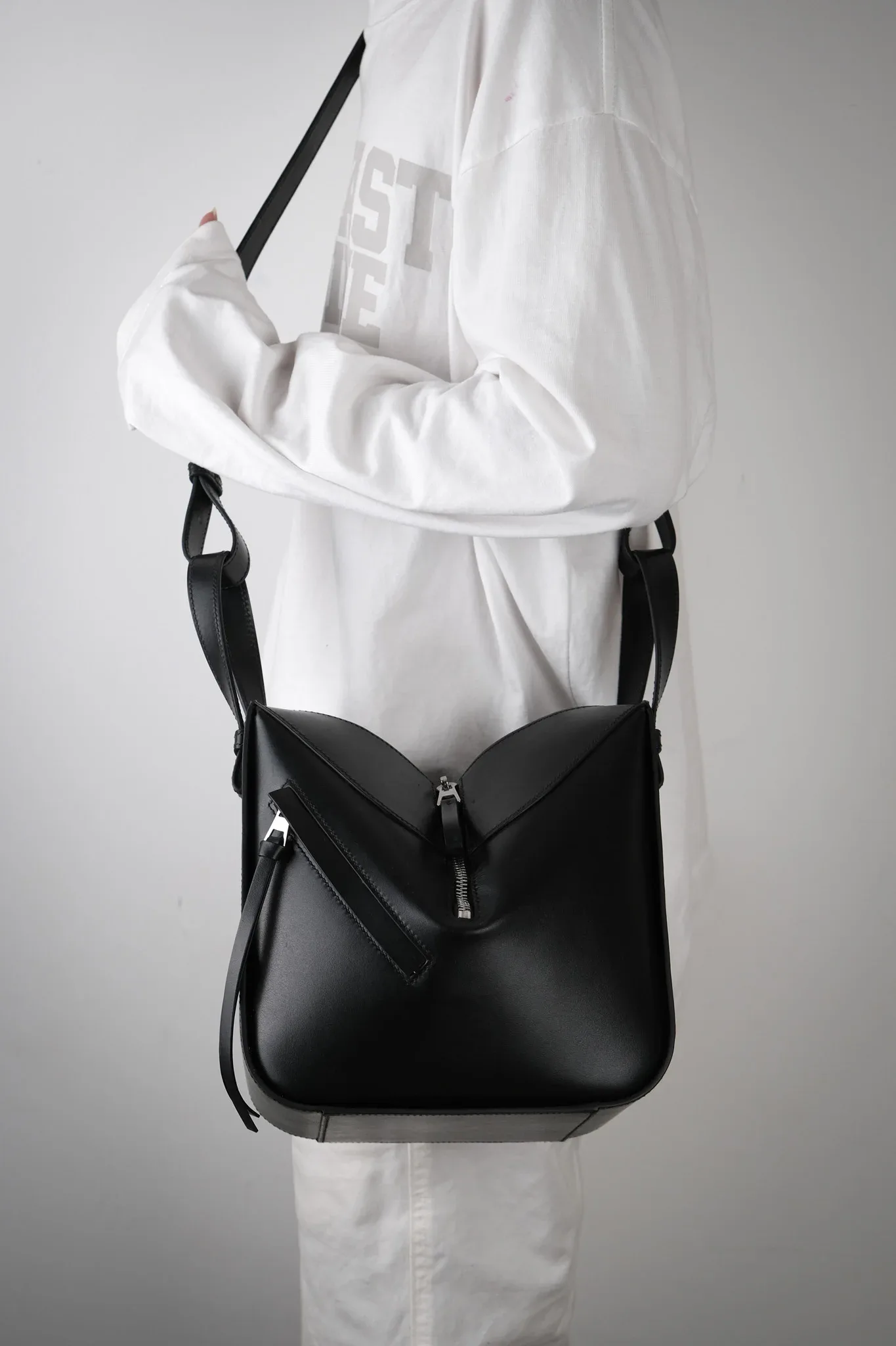 Ảnh Studio Túi Da Phom Lục Giác – Đen - KOI Leather