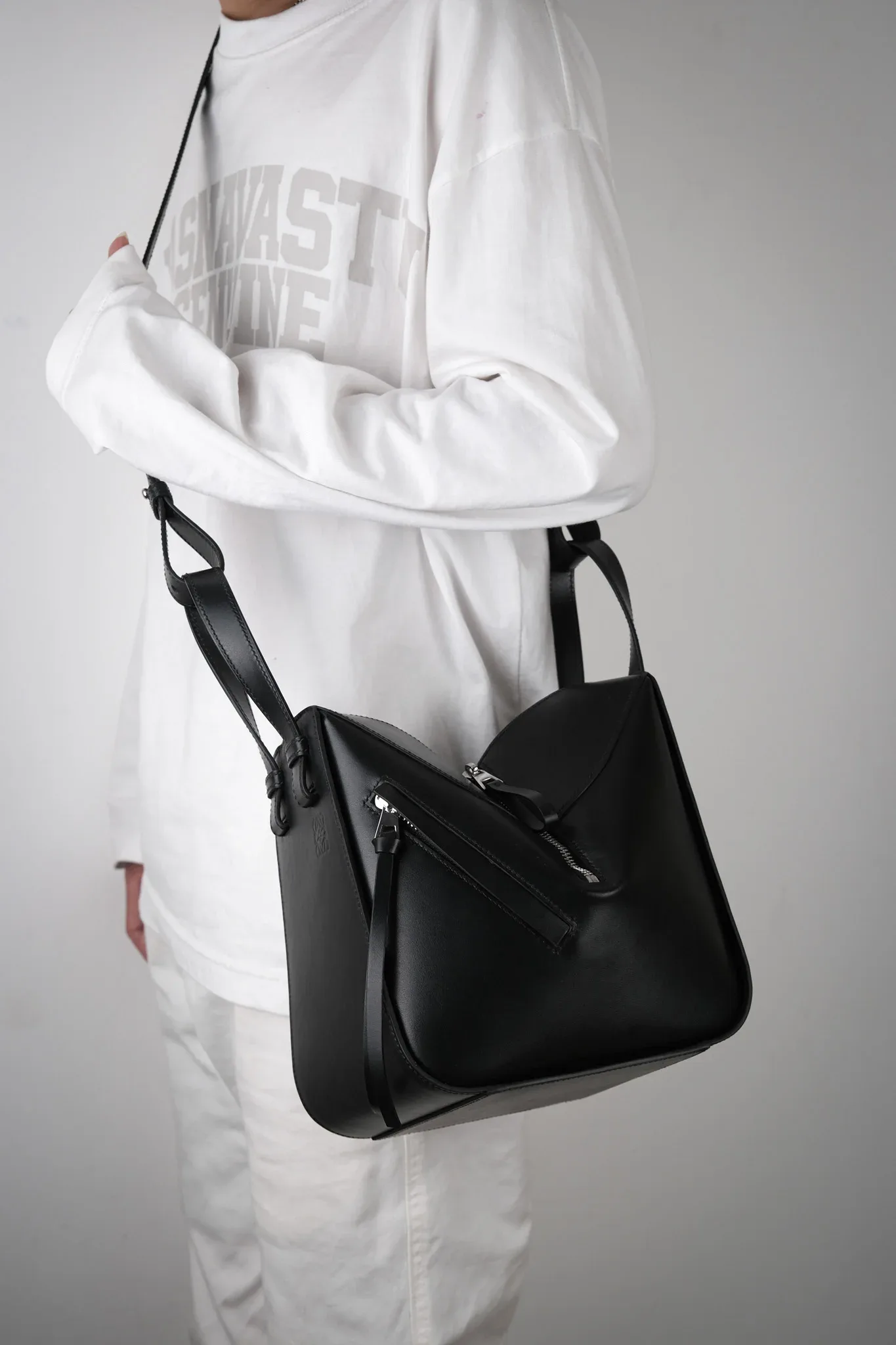 Ảnh Studio Túi Da Phom Lục Giác – Đen - KOI Leather