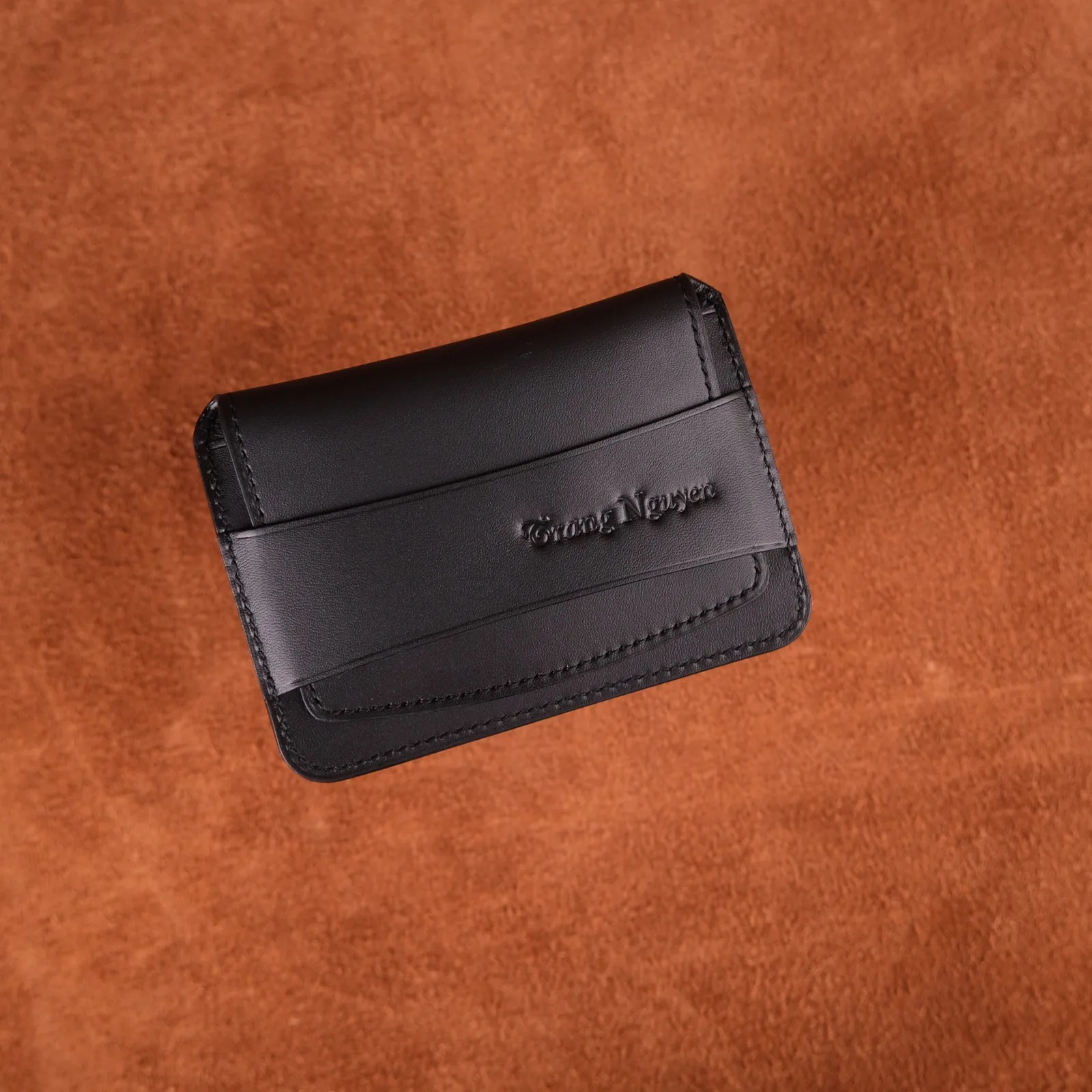 Ảnh Studio Ví đựng thẻ da bò dáng nắp gài đai ngang - Koi Leather