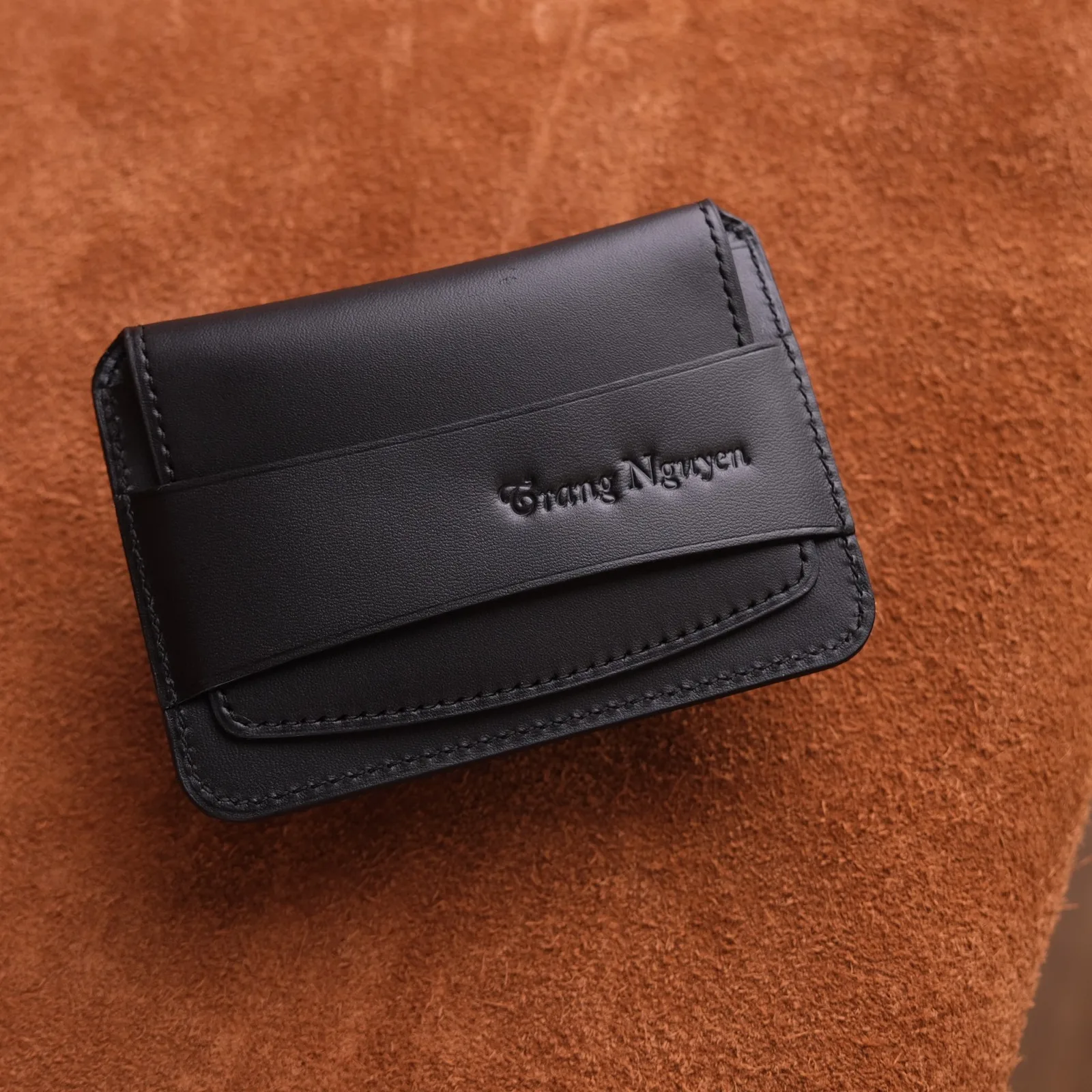 Ảnh Studio Ví đựng thẻ da bò dáng nắp gài đai ngang - Koi Leather
