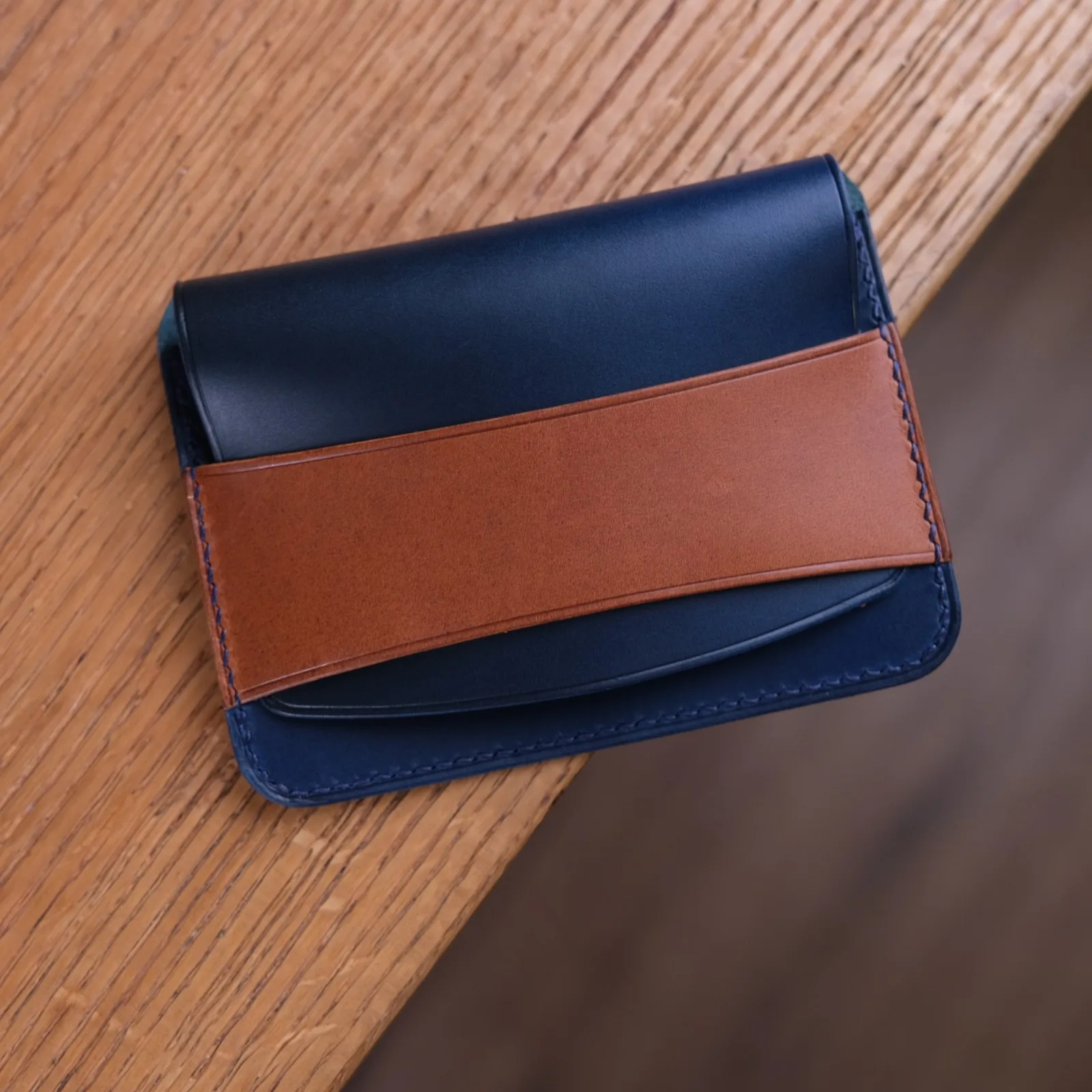 Ảnh Lifestyle Ví đựng thẻ da bò dáng nắp gài đai ngang - Koi Leather