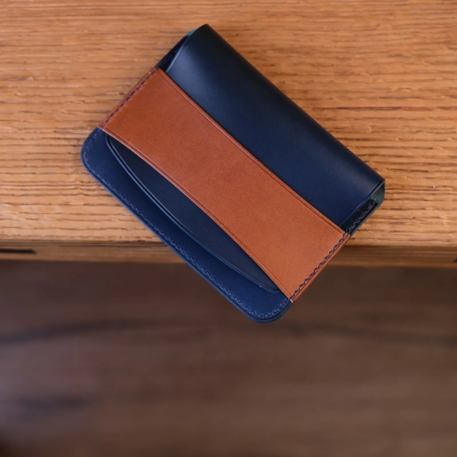 Ảnh Lifestyle Ví đựng thẻ da bò dáng nắp gài đai ngang - Koi Leather