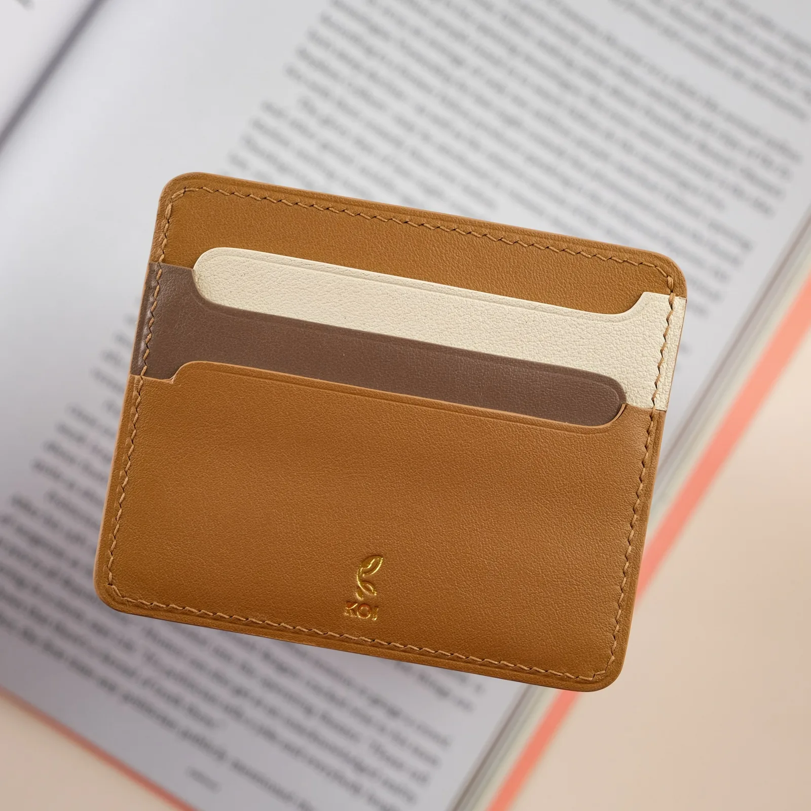 Ảnh Studio Ví thẻ Senot da Swift màu vàng bò phối kem - Koi Leather